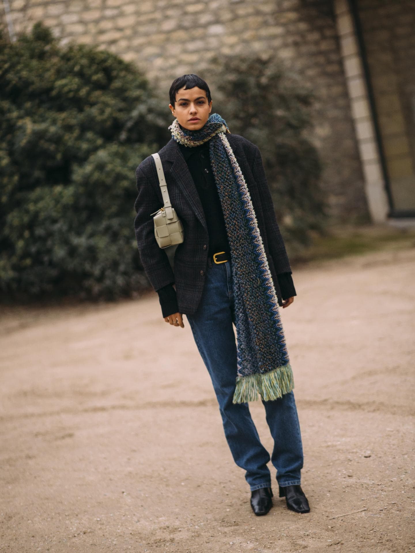 Frau trägt auf Paris Fashion Week Jeans Frau trägt auf Paris Fashion Week Jeans