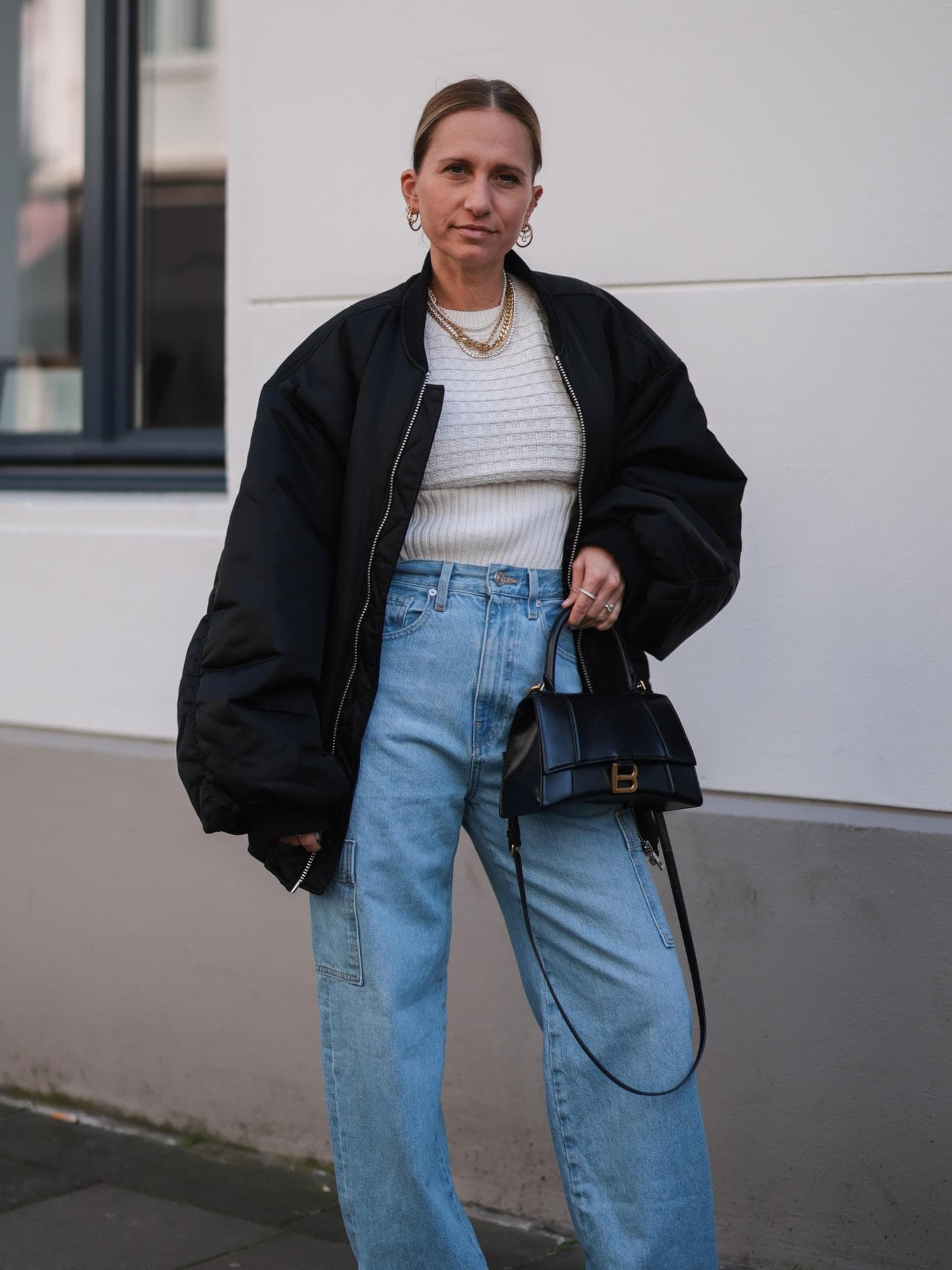 Blazer sind out! Im Frühling setzen wir auf diese coolen Jacken Frau trägt schwarze Bomberjacke