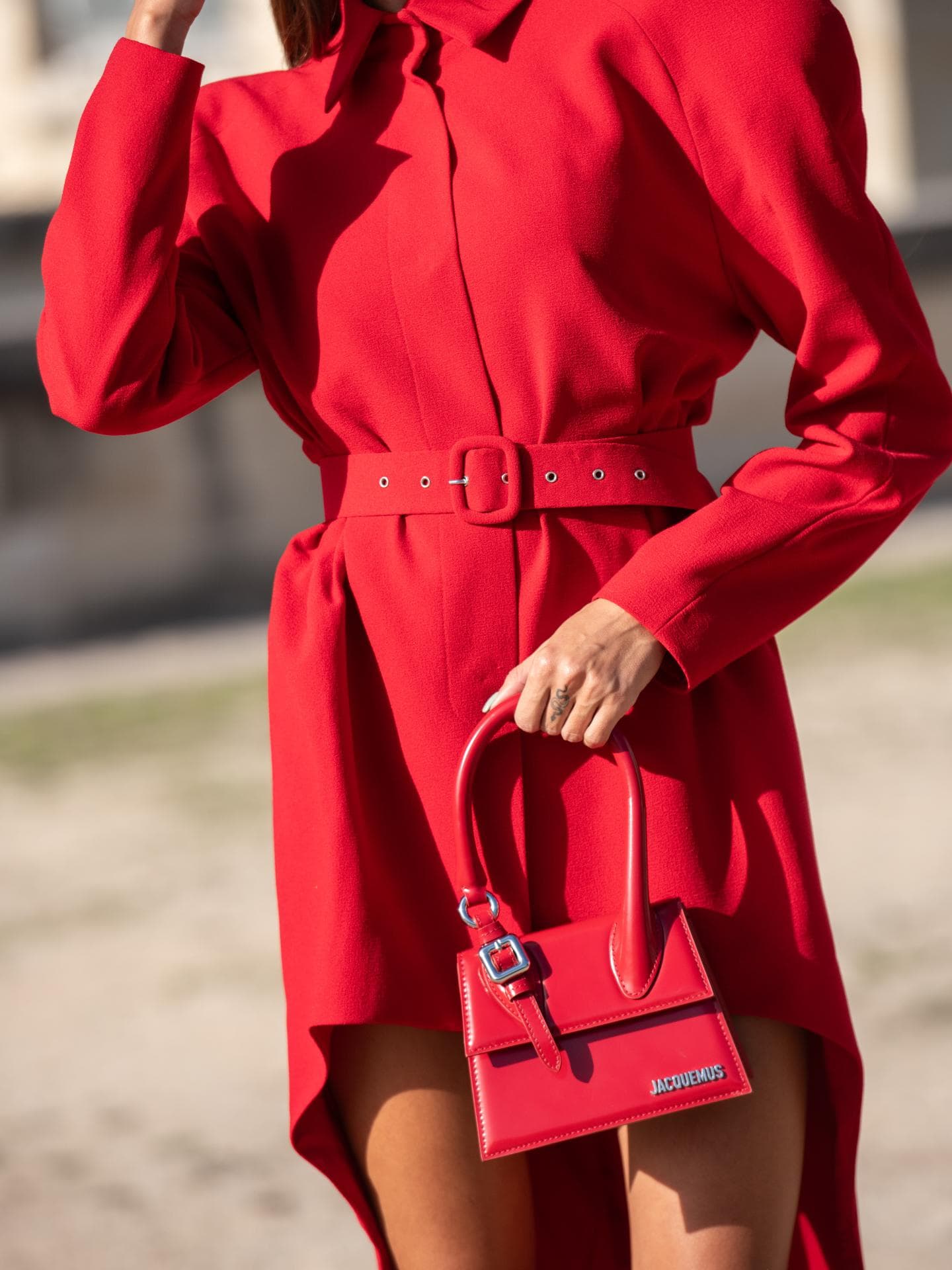 Diese günstige Tasche von Zara sieht aus wie vom Designer Frau mit roter Tasche