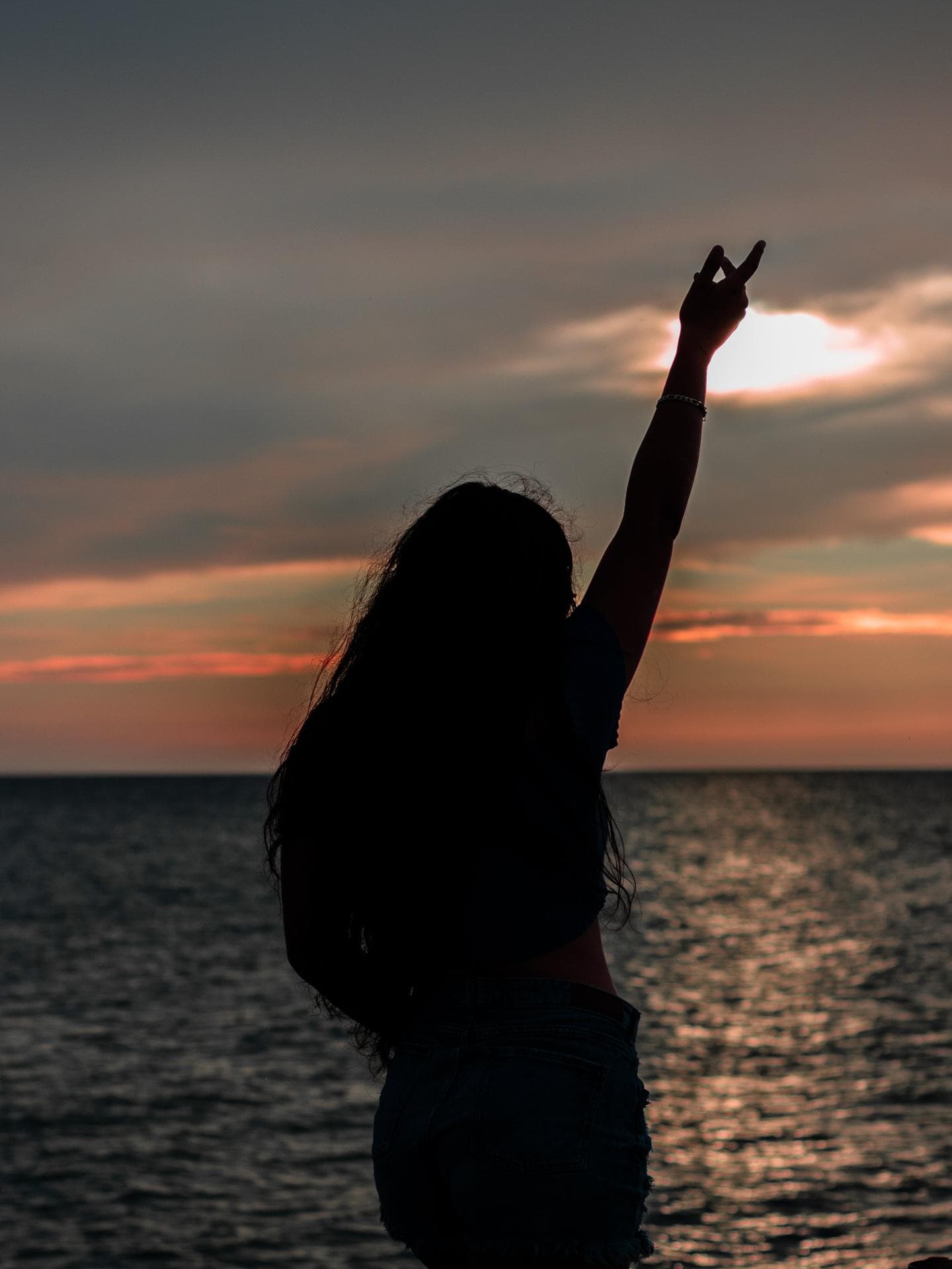Silhouette einer Frau am See