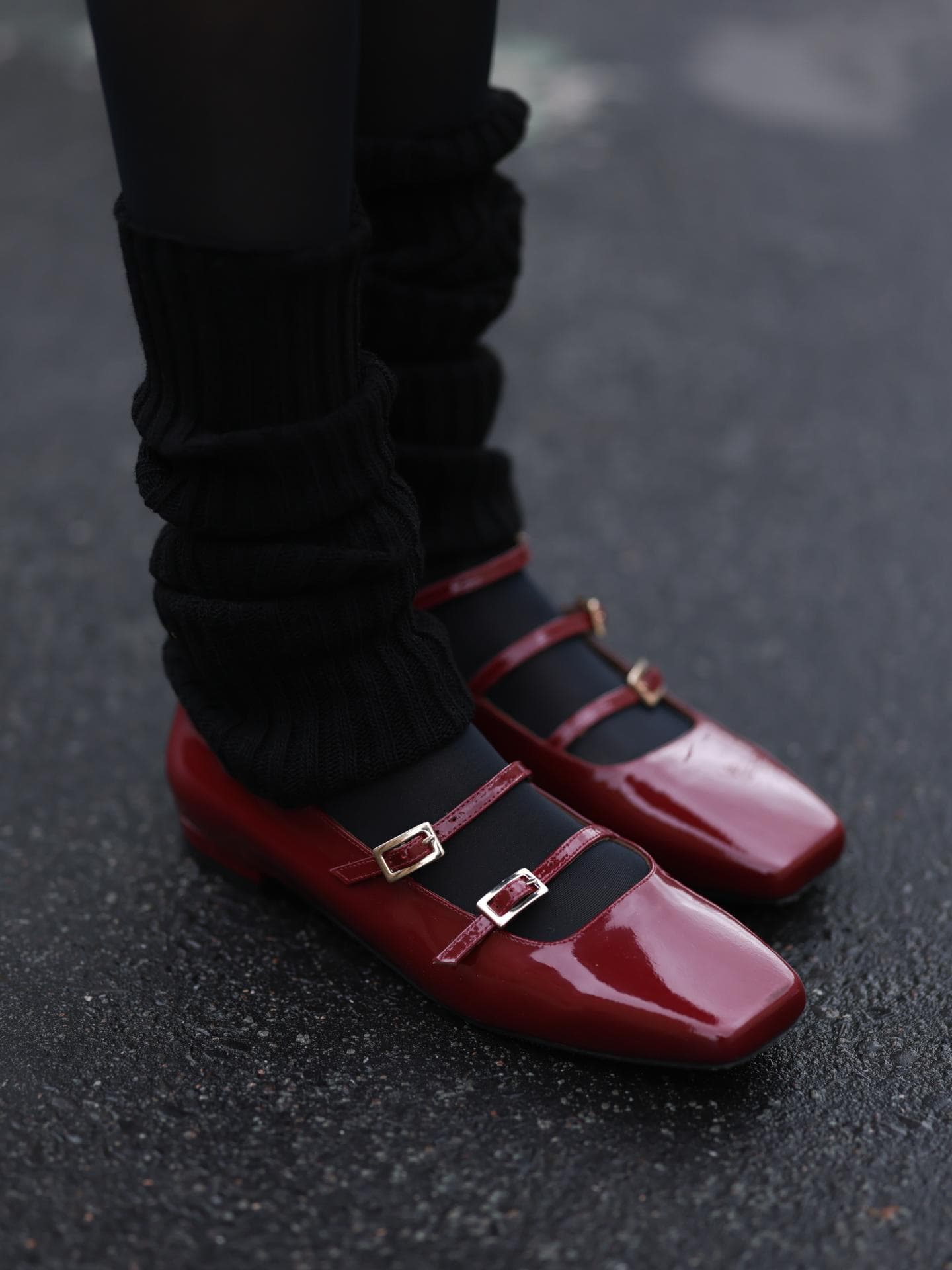 Rote Lack-Ballerinas mit schwarzen Stulpen