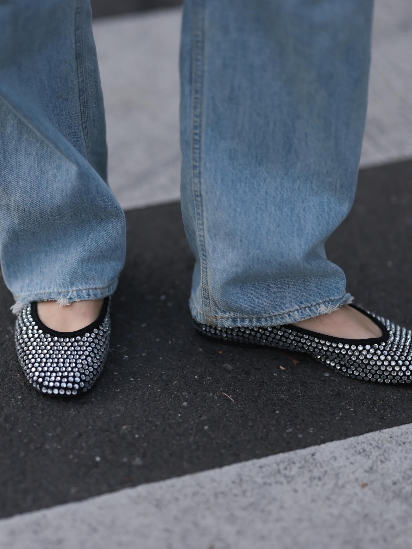 Ballerinas mit Strass und Denim Jeans