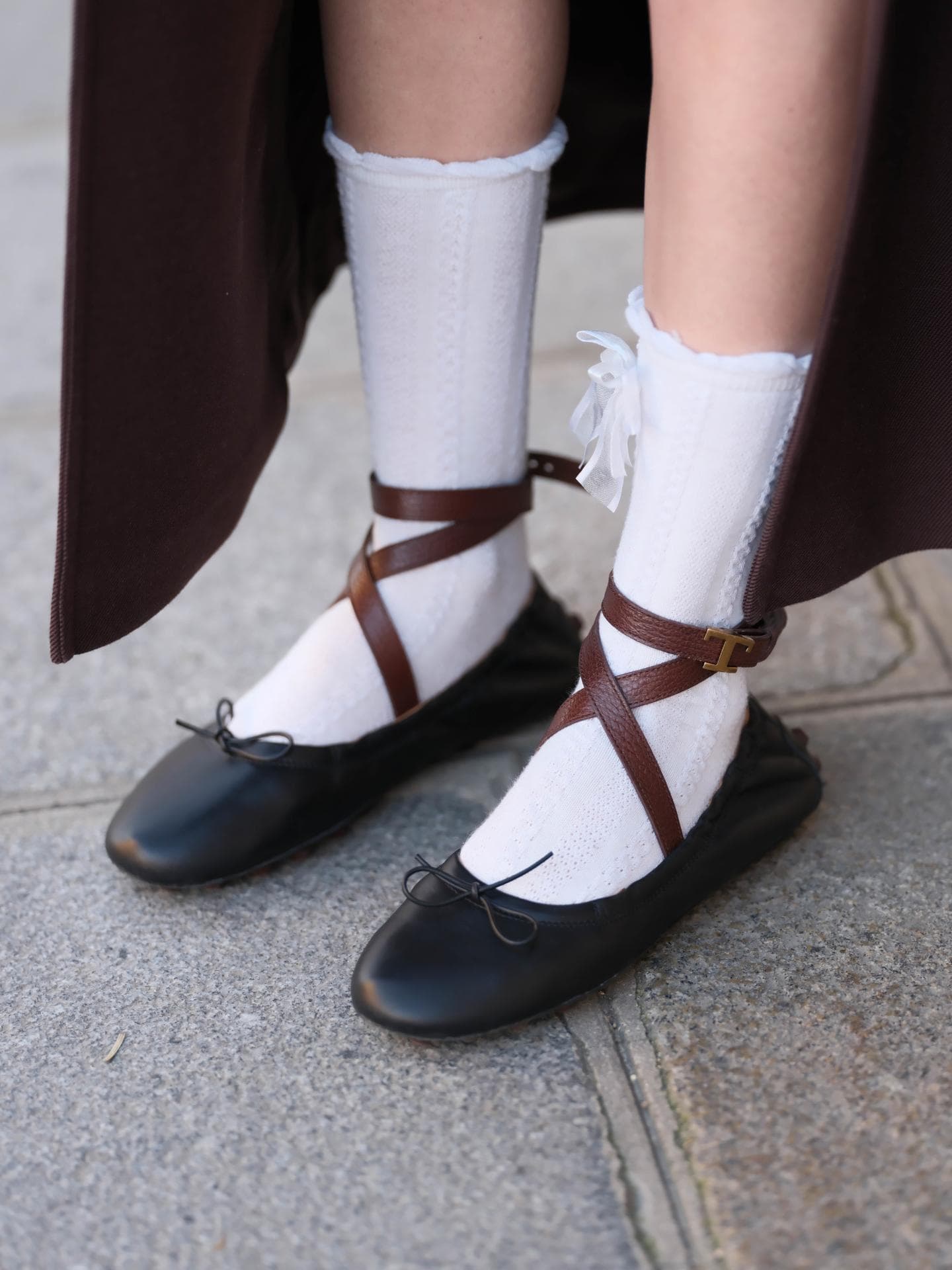 Schwarze Ballerinas mit weißen Socken