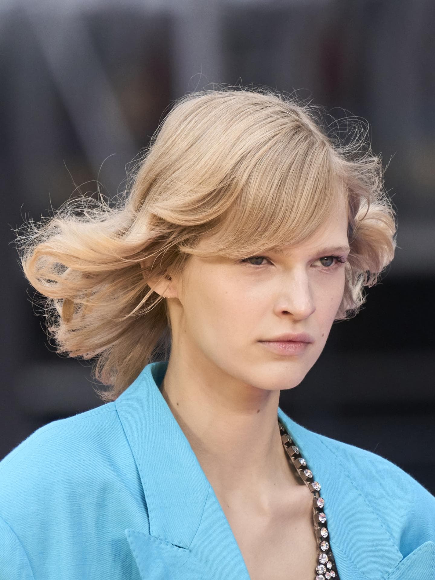 blonder Seitenscheitel