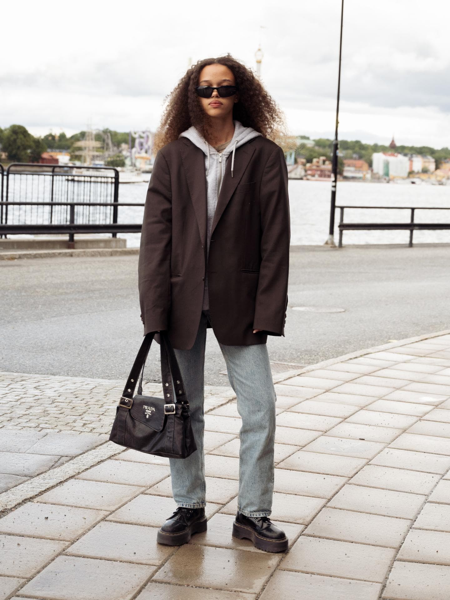 Model trägt schwarze Dr. Martens