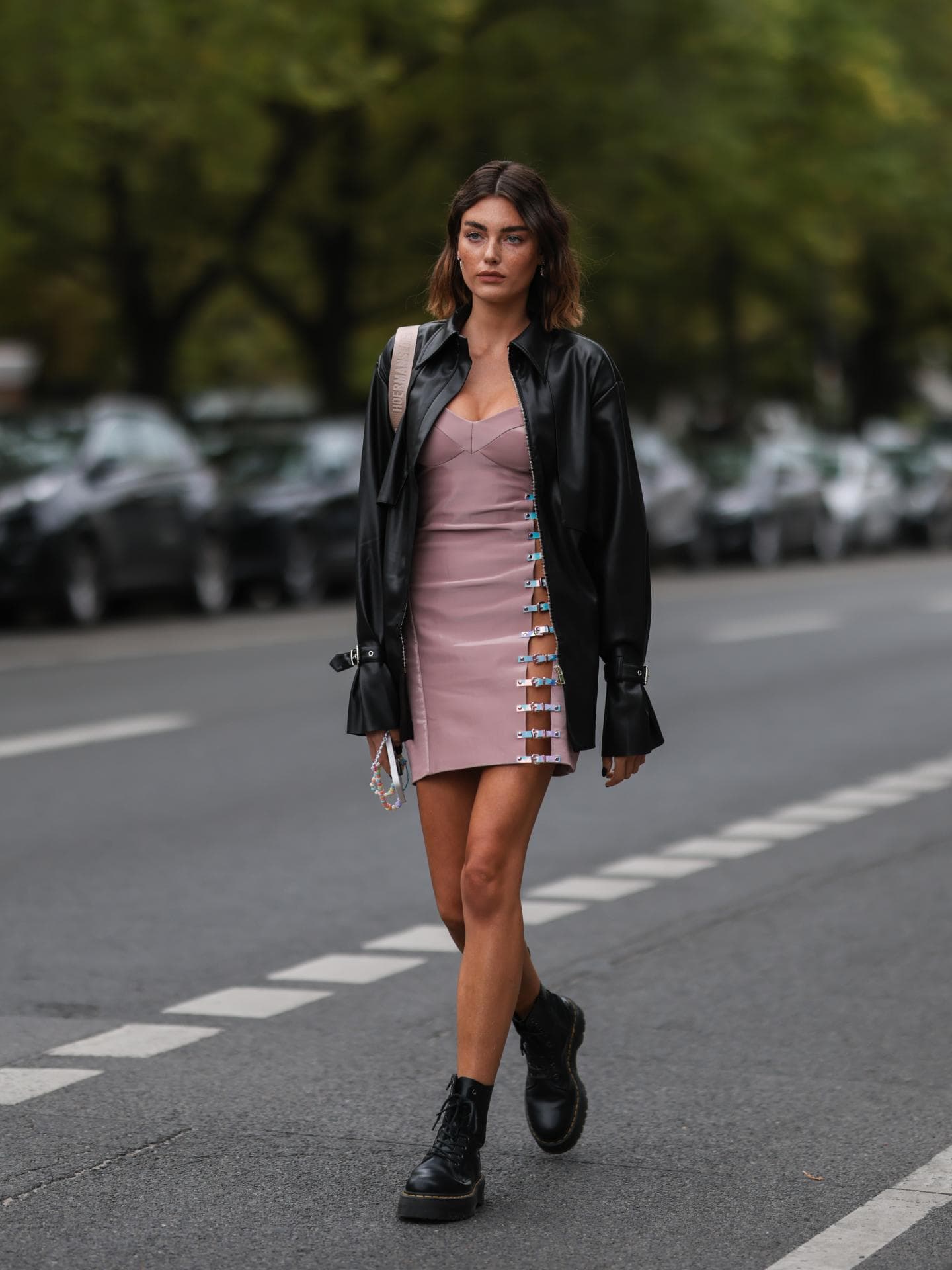 Frau mit Kleid und Dr. Martens