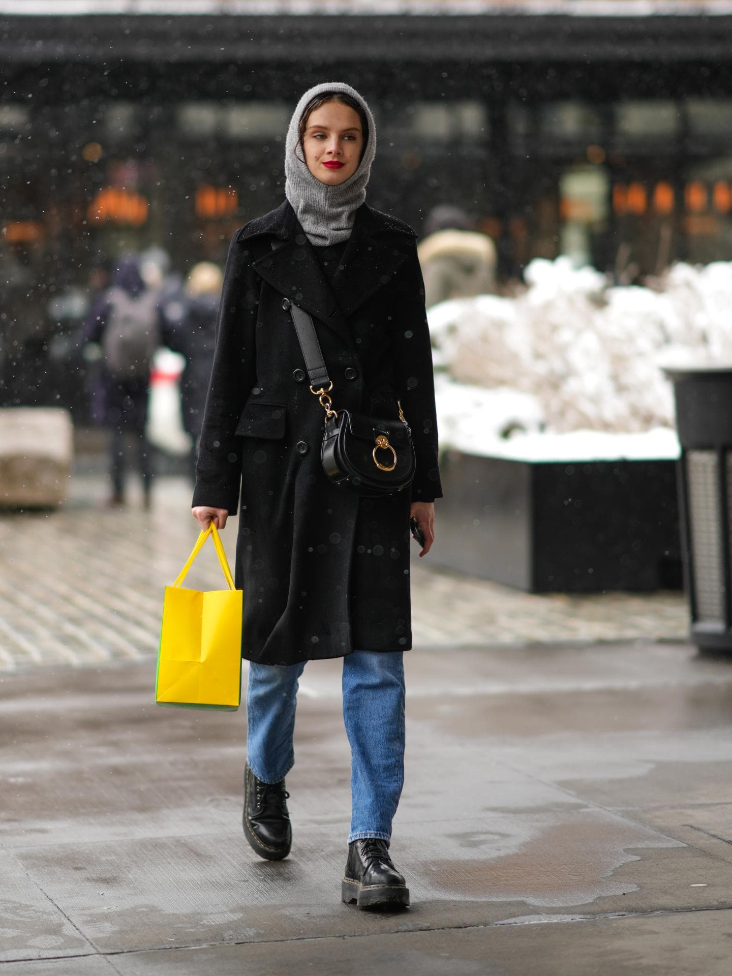 Frau mit Mantel und Dr. Martens