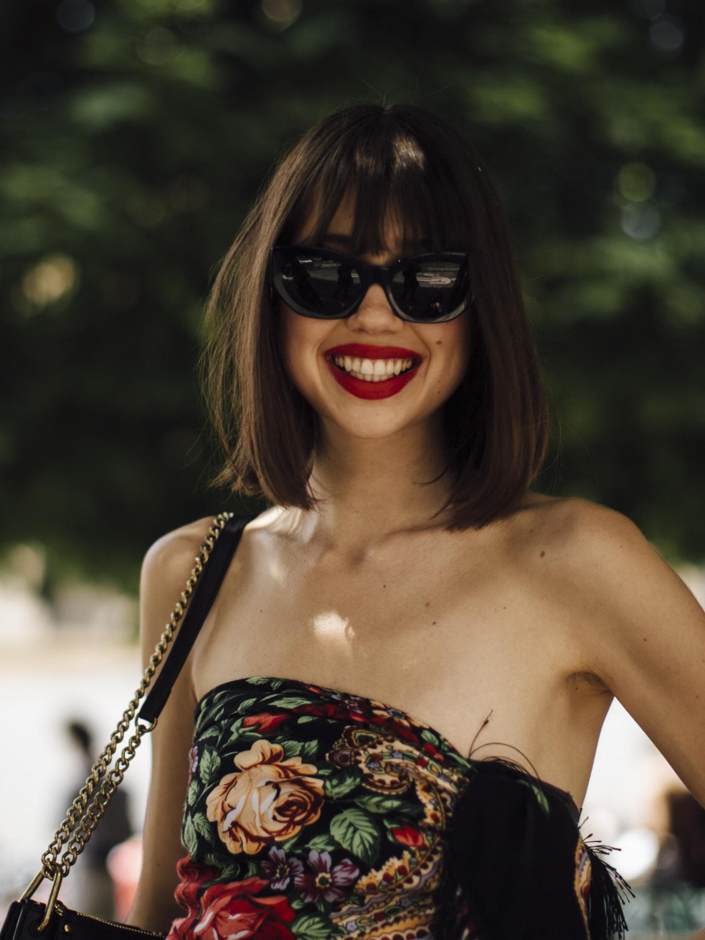 Frau stylt Long Bob
