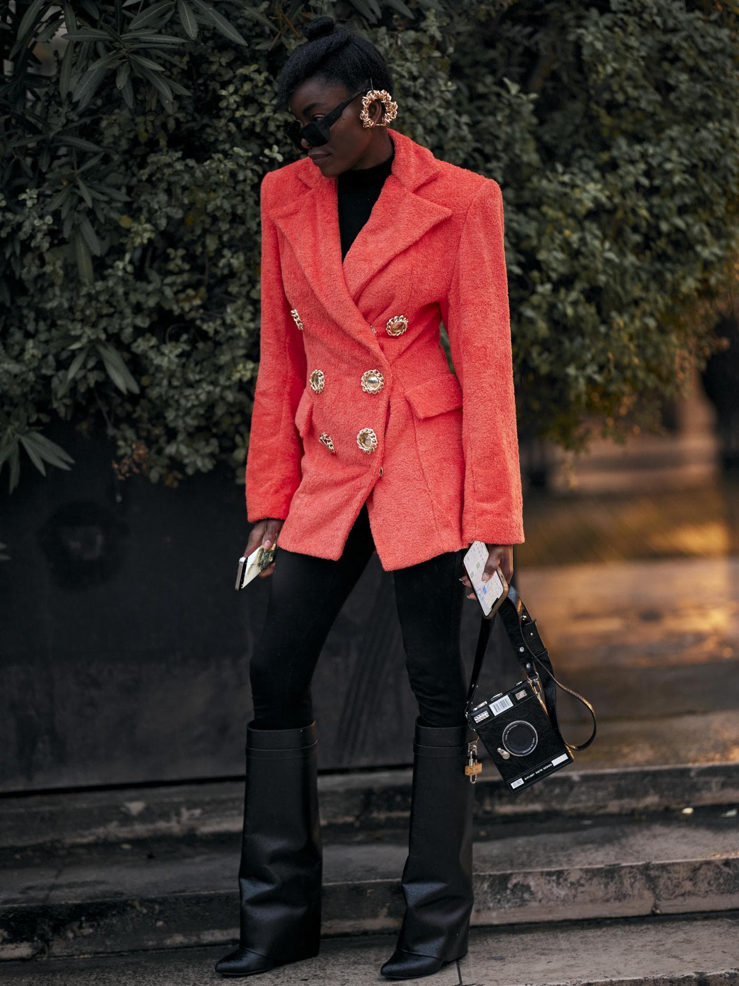 Frau trägt auf Paris Fashion Week kniehohe Stiefel Blazer und blickdichte Strumpfhose Frau trägt auf Paris Fashion Week kniehohe Stiefel Blazer und blickdichte Strumpfhose