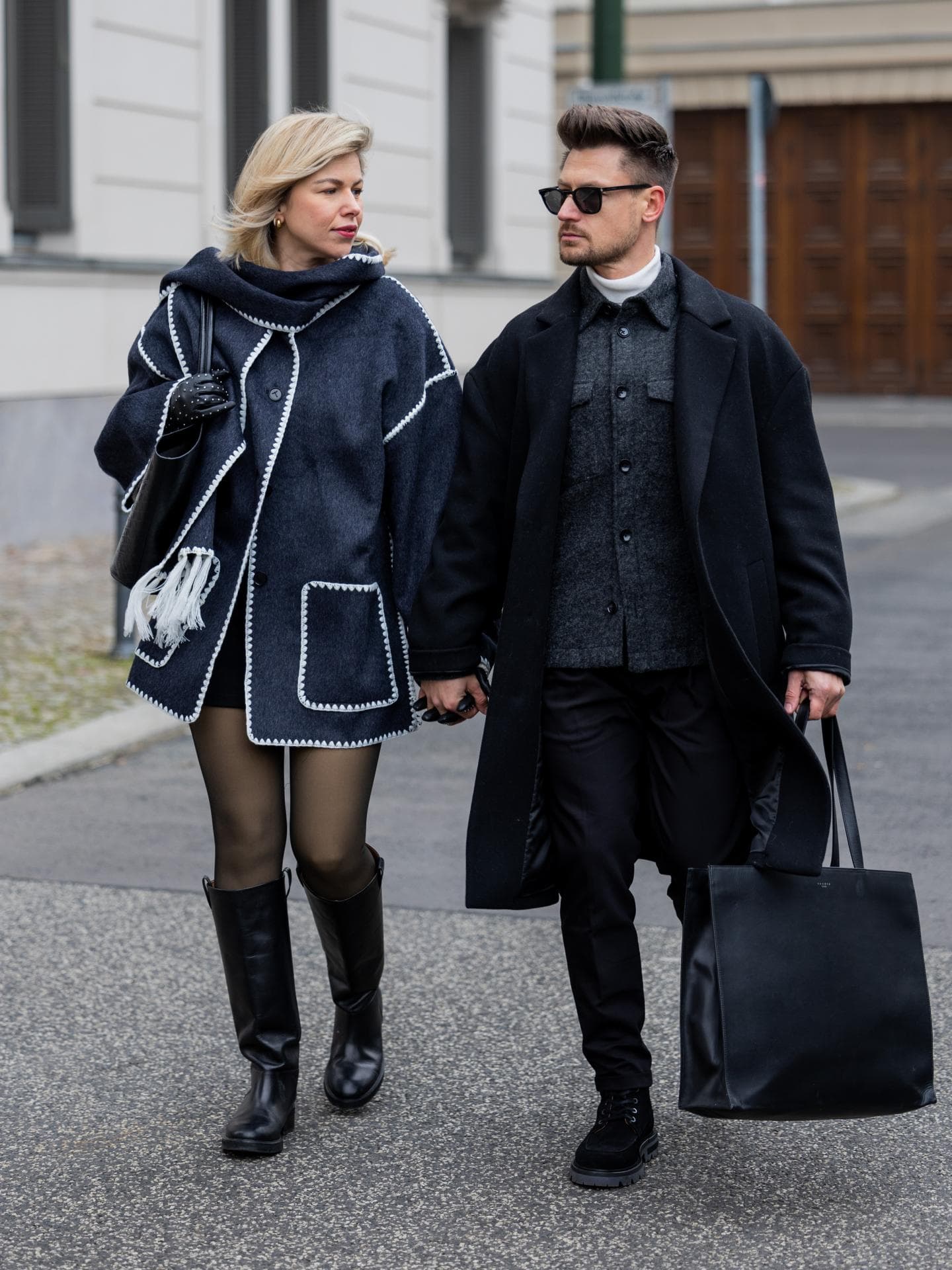 Frau trägt Strumpfhose und Stiefel