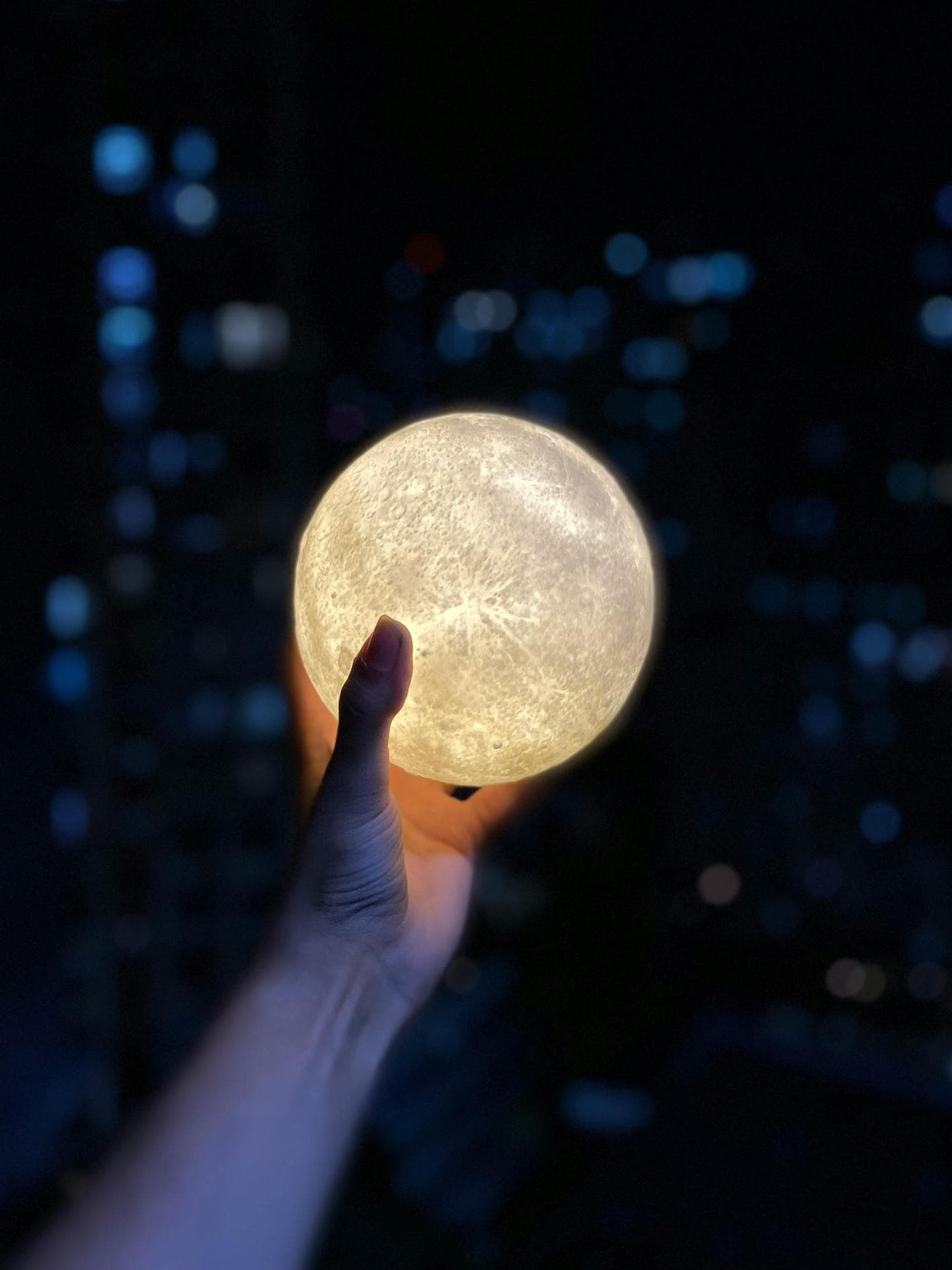 Glücks-Sternzeichen am Wochenende Hand hält eine Lichterkugel