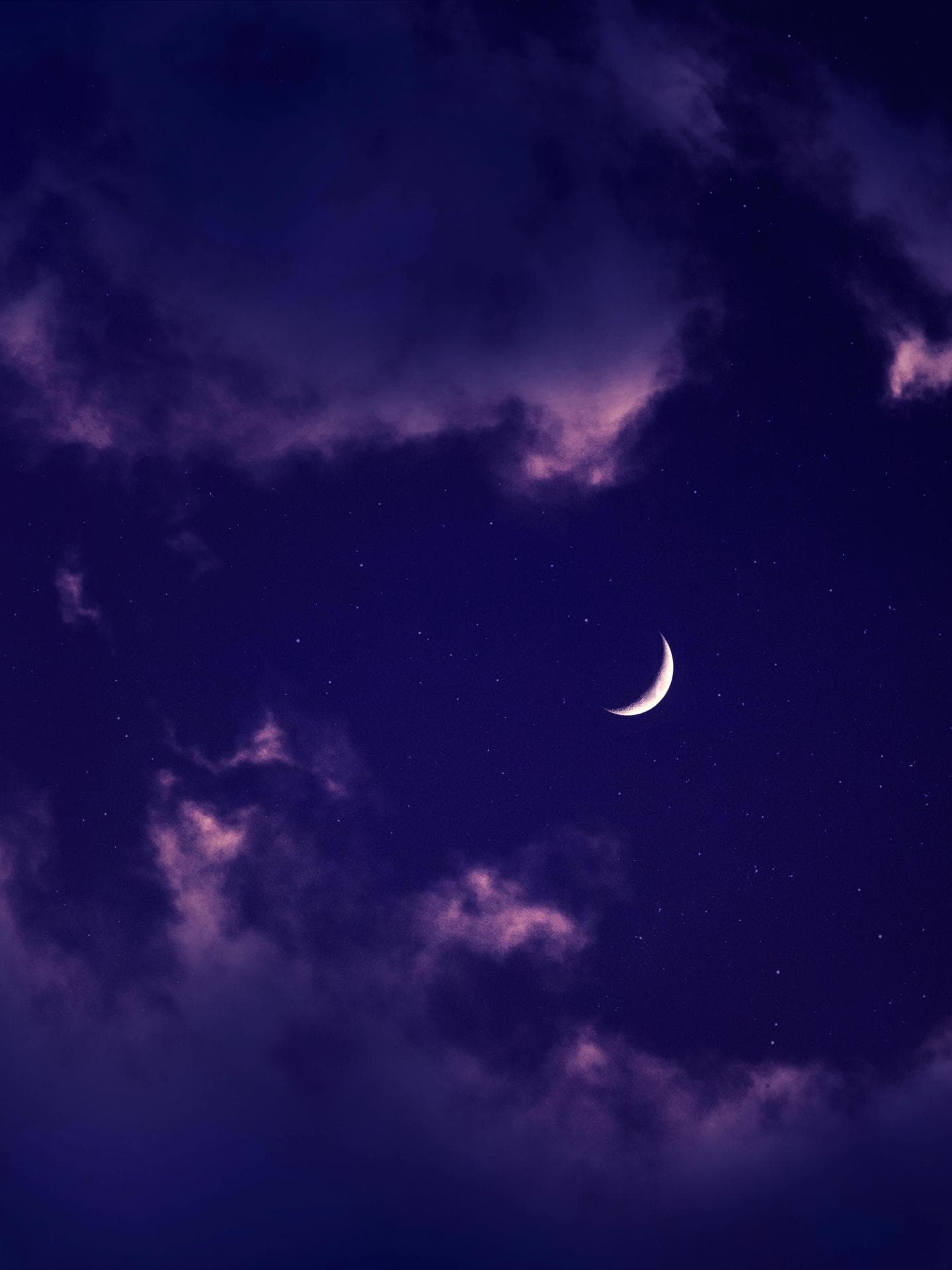 Halbmond am lilafarbenen Himmel