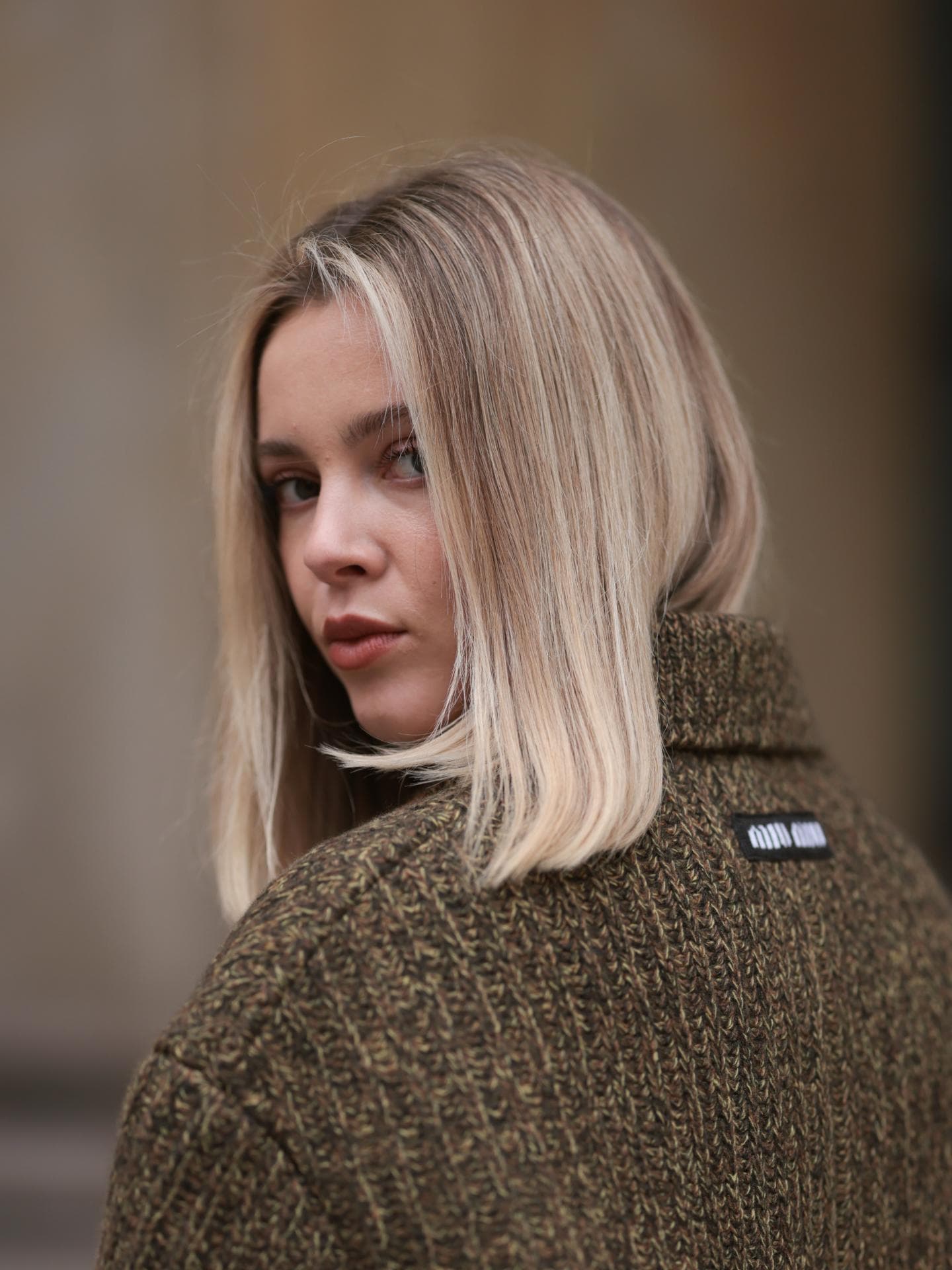 Frisuren für dünnes Haar Frau hat blonden Long Bob
