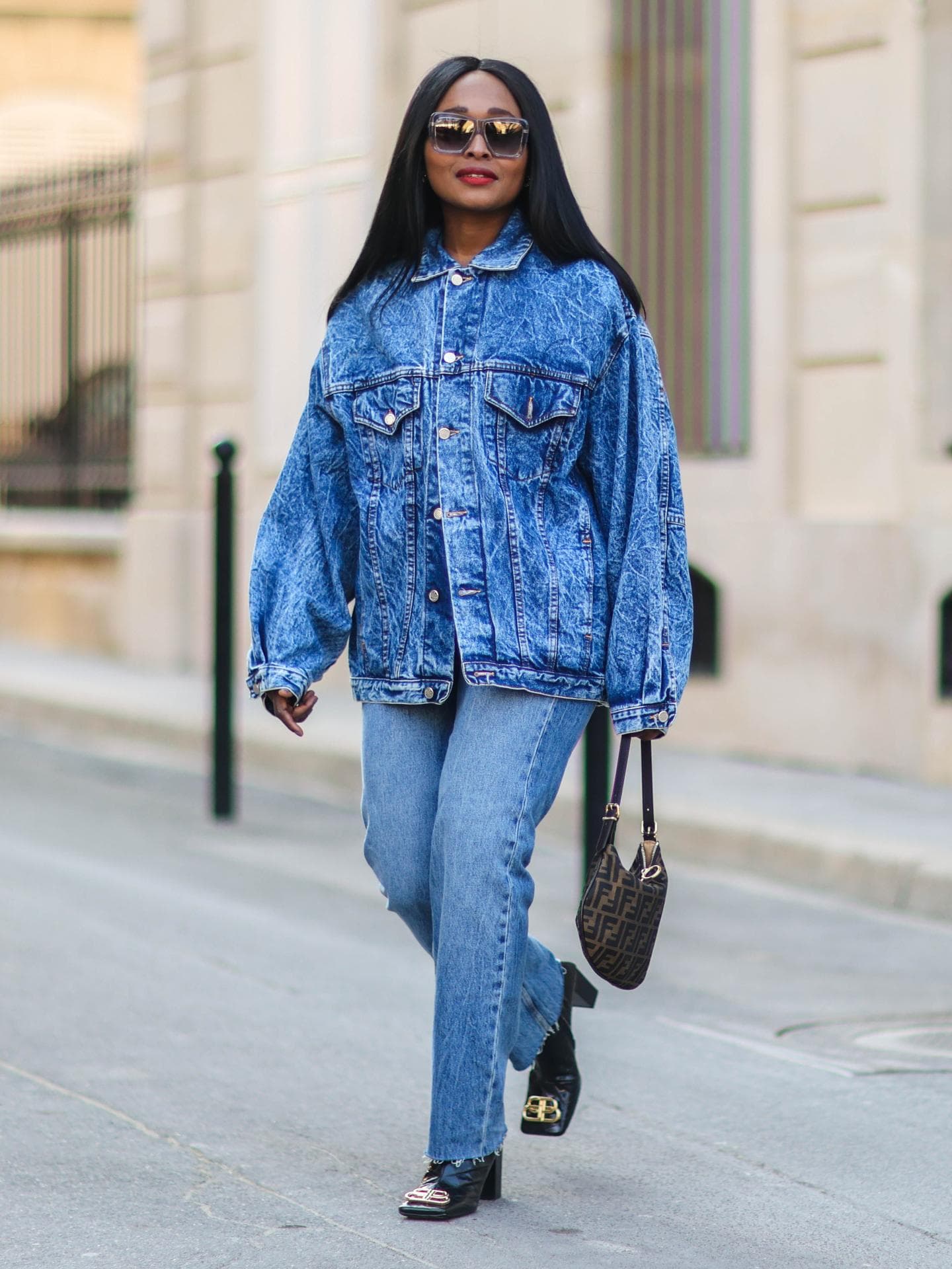 Carrole Sagba trägt Oversized-Jeansjacke