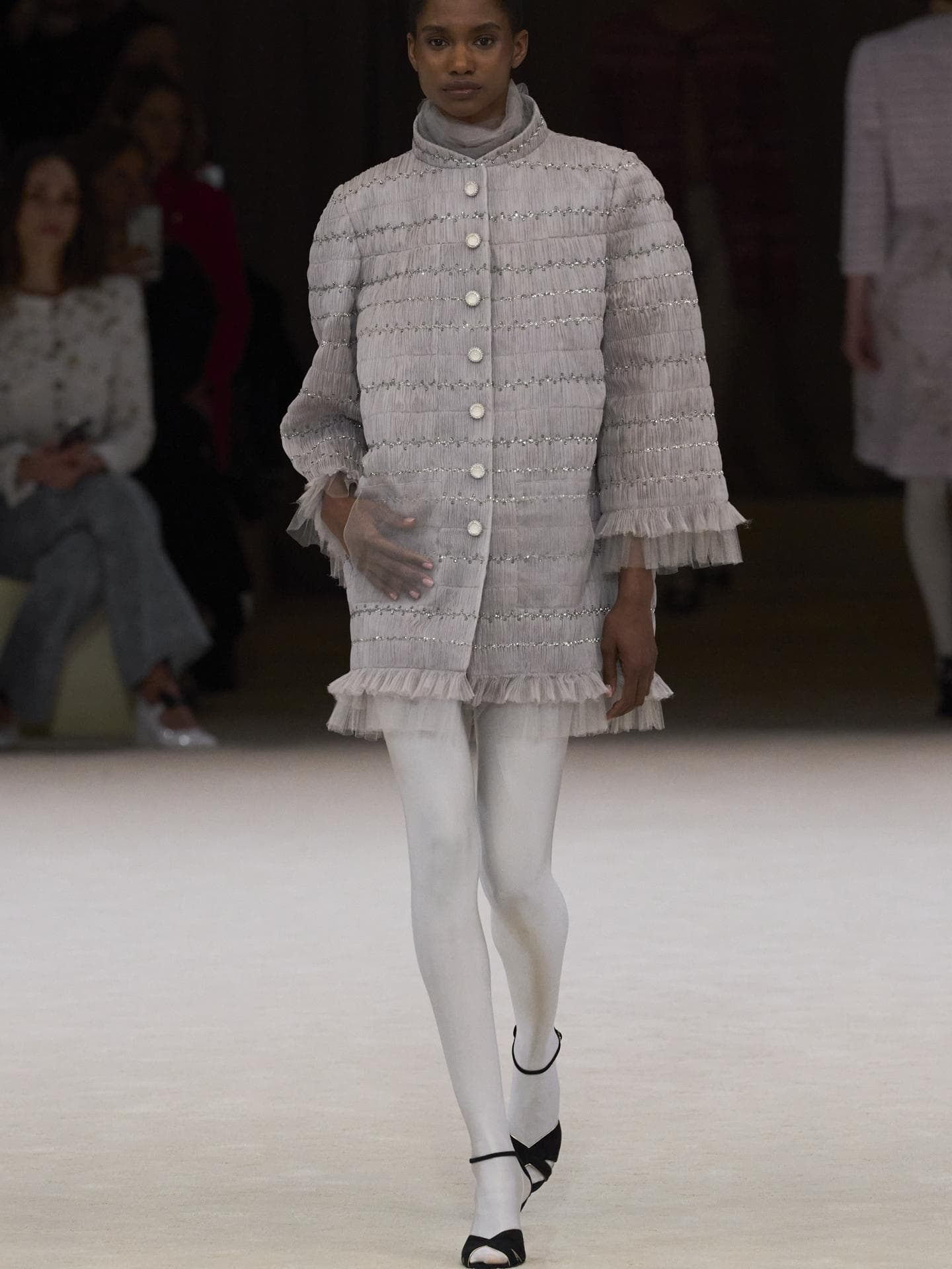 Von Chanel inspiriert: Weiße Strumpfhosen sind der überraschende Mode-Trend für 2024