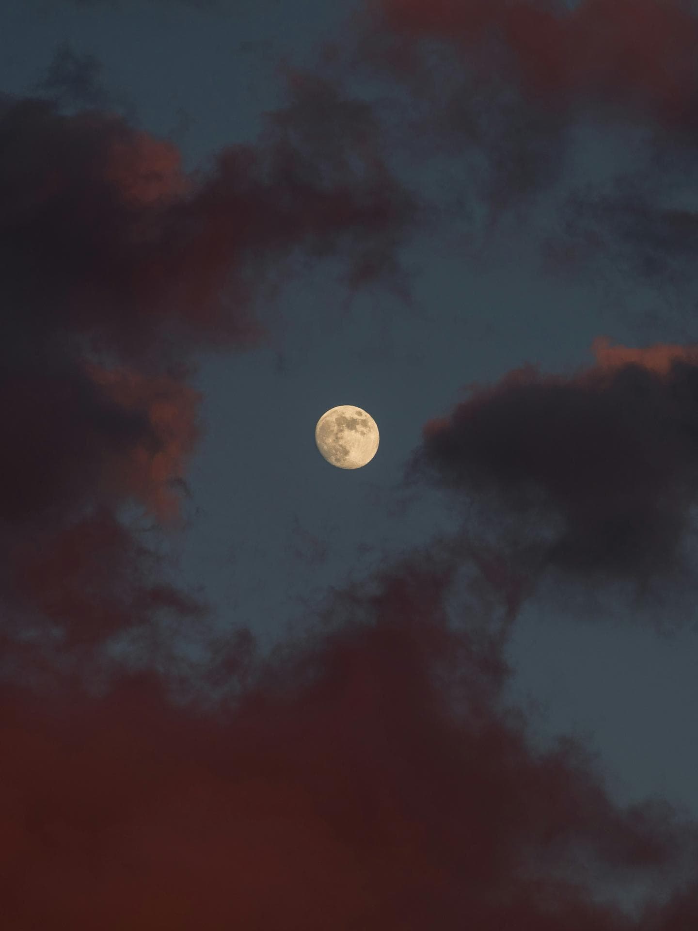 Mond am wolkigen Himmel