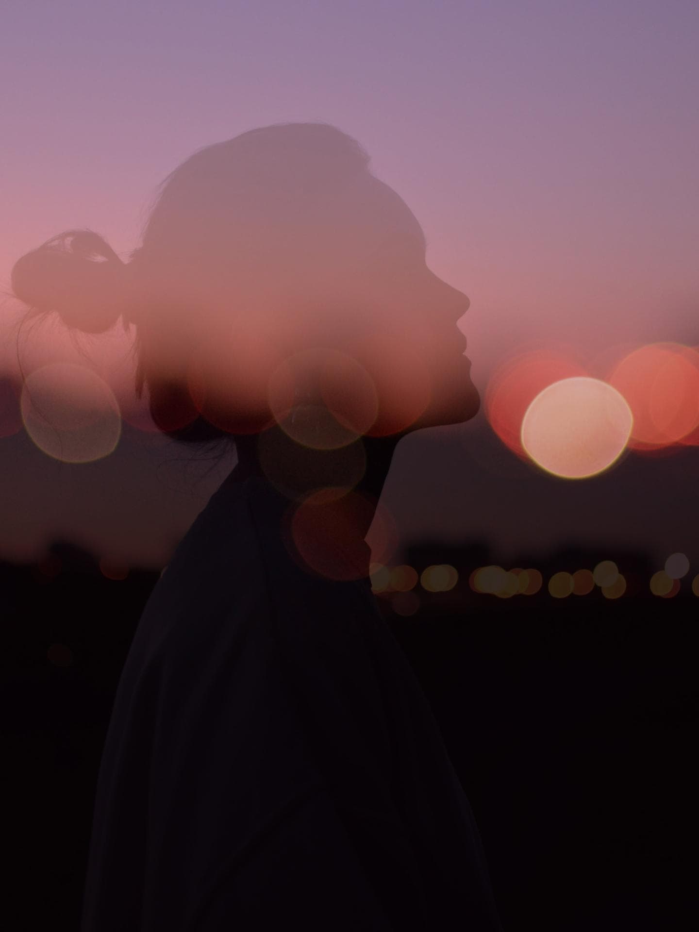 Silhouette einer Frau mit Dutt