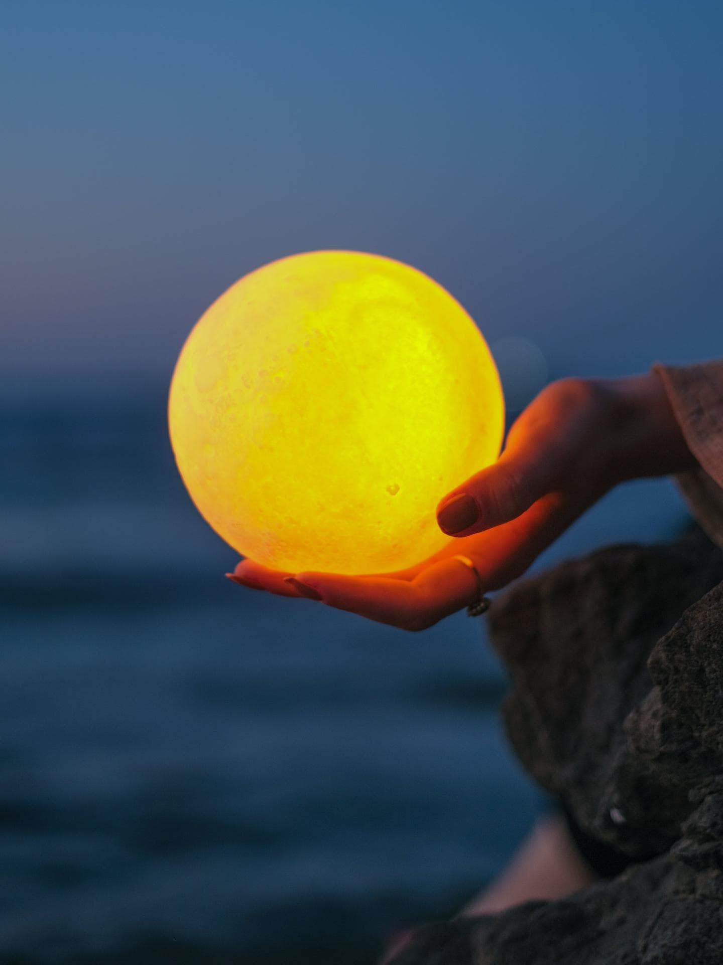 Hand mit einem Mond