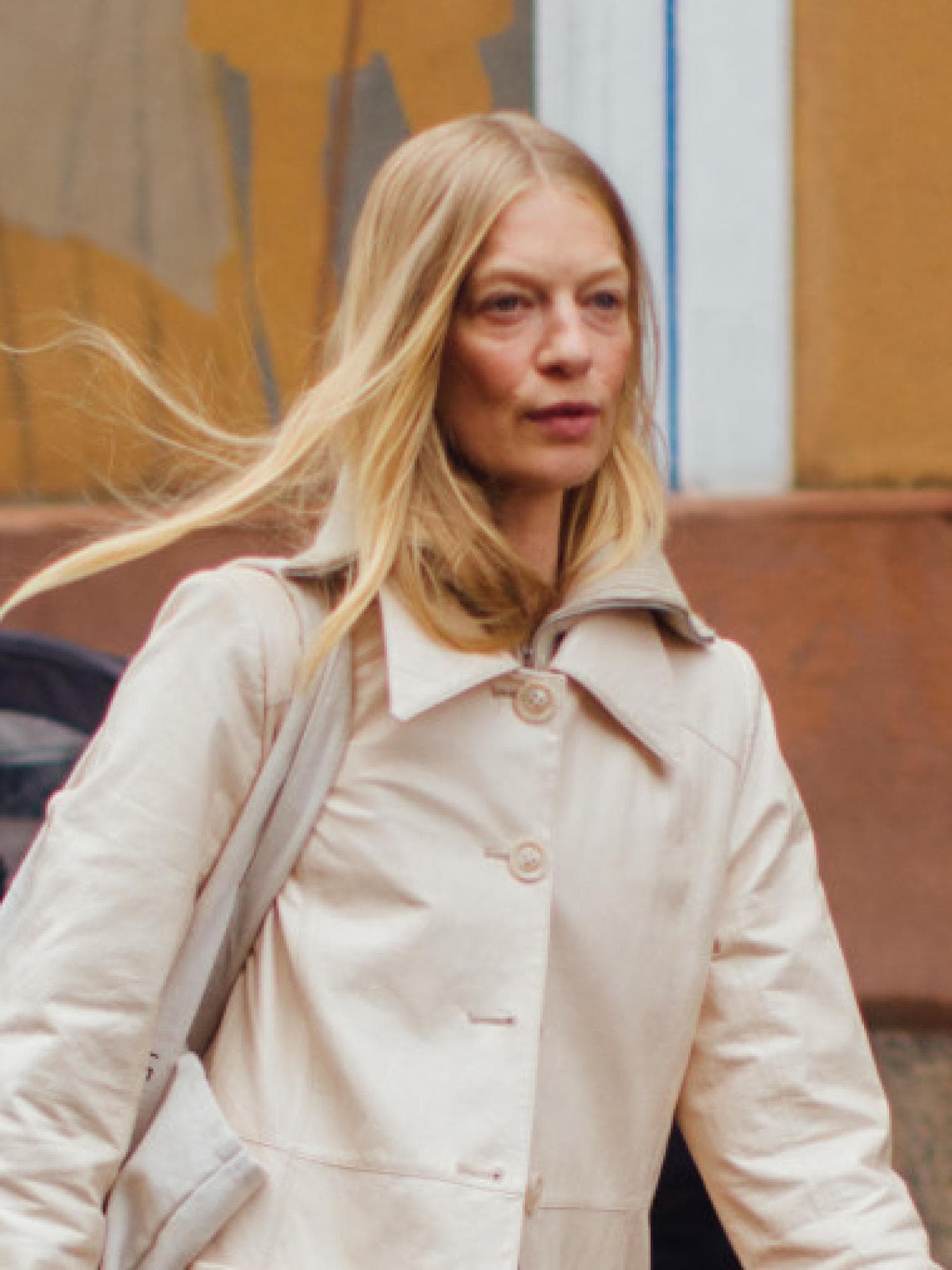 Blonde Frau auf der Copenhagen Fashion Week