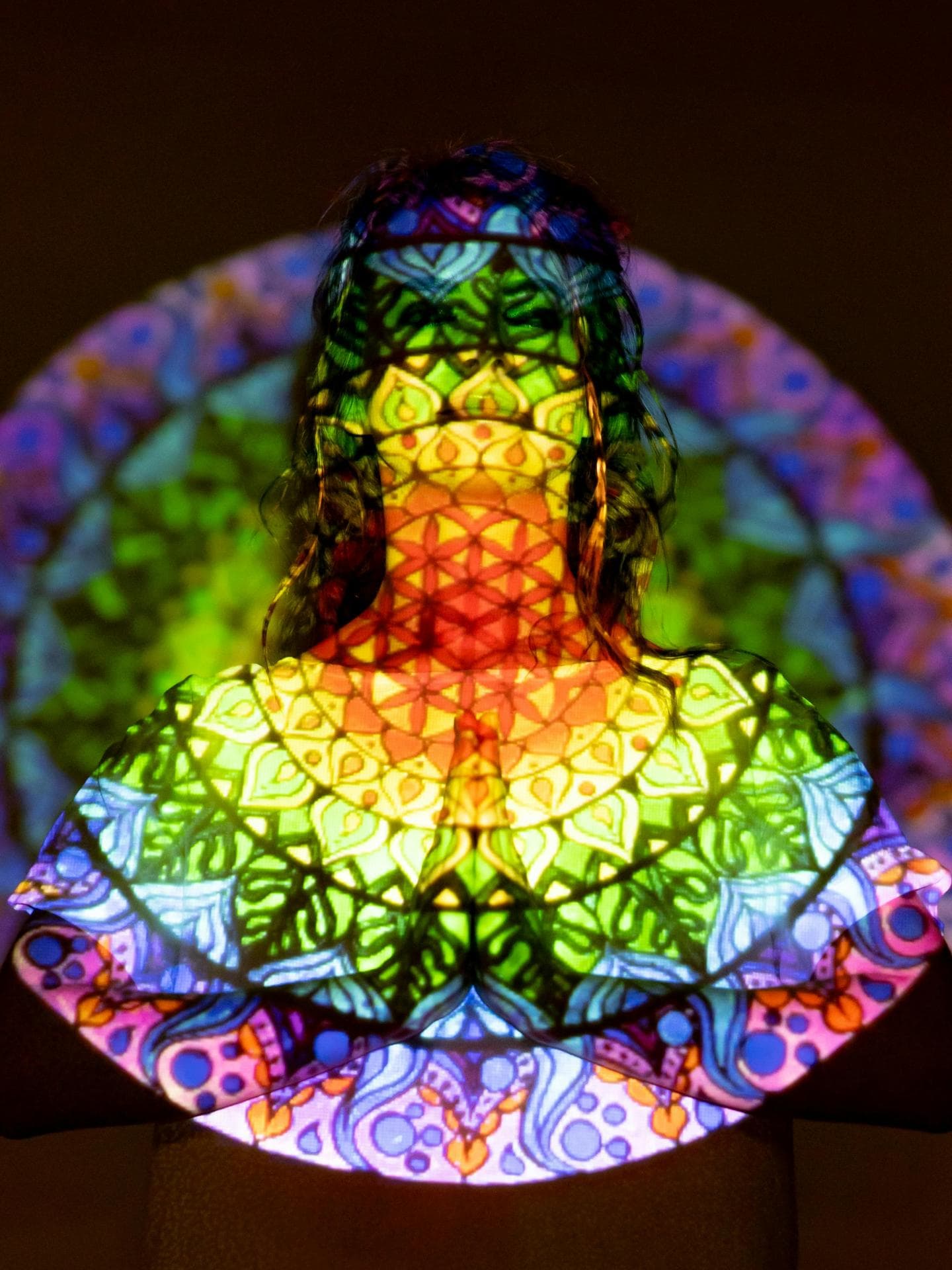 Frau in buntem Licht