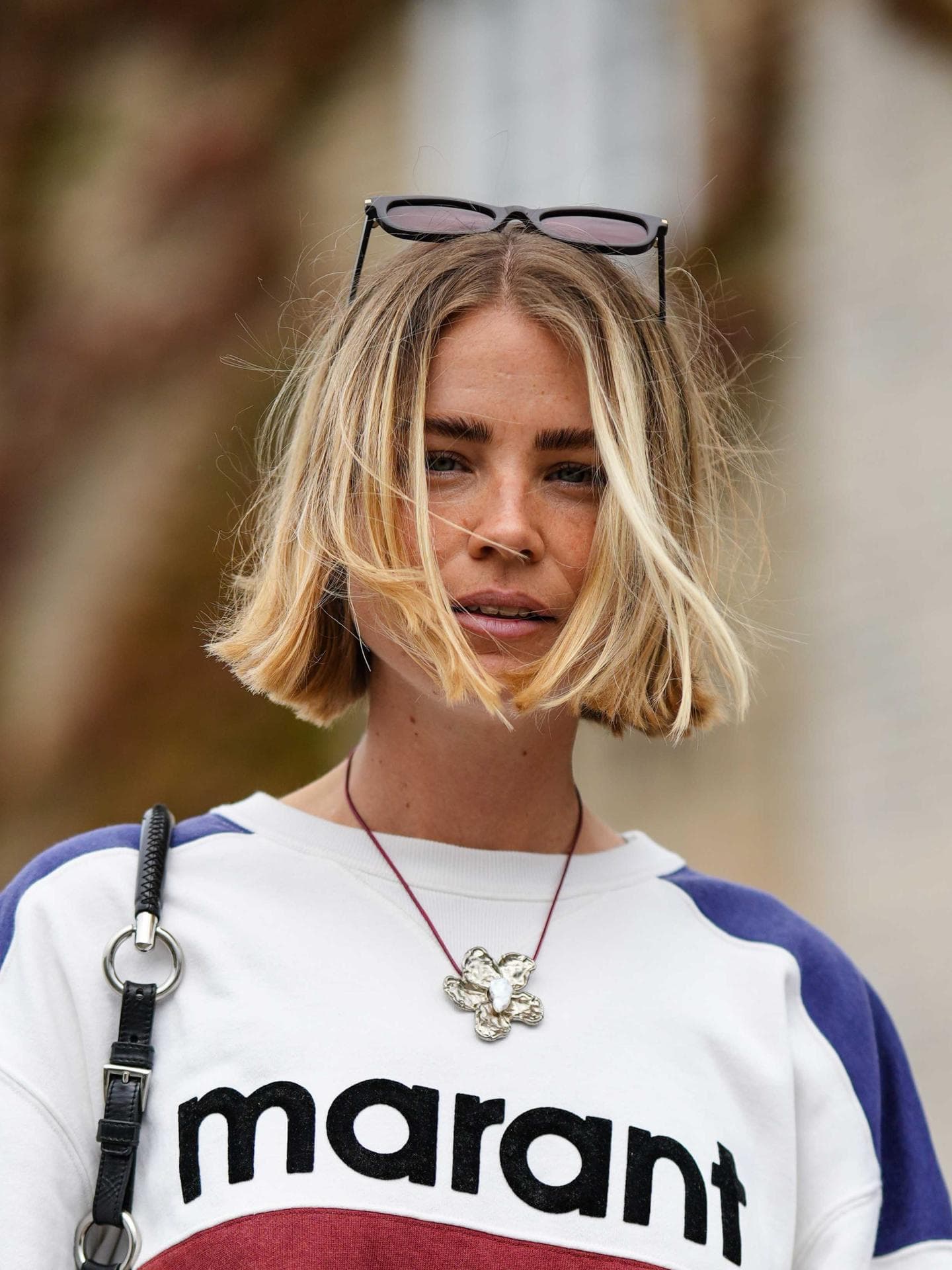 Frau hat blonden Blunt Bob