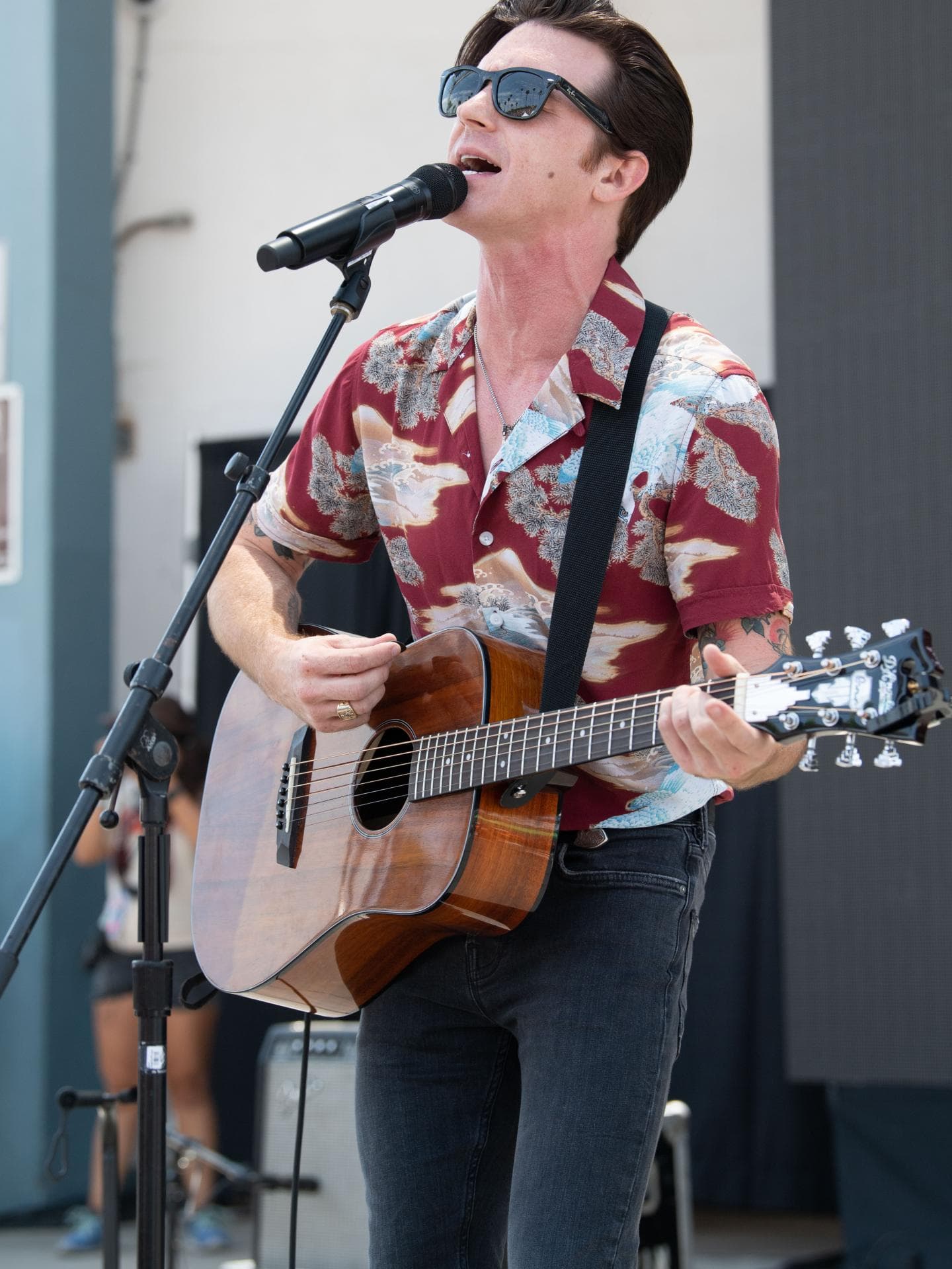 Drake Bell singt