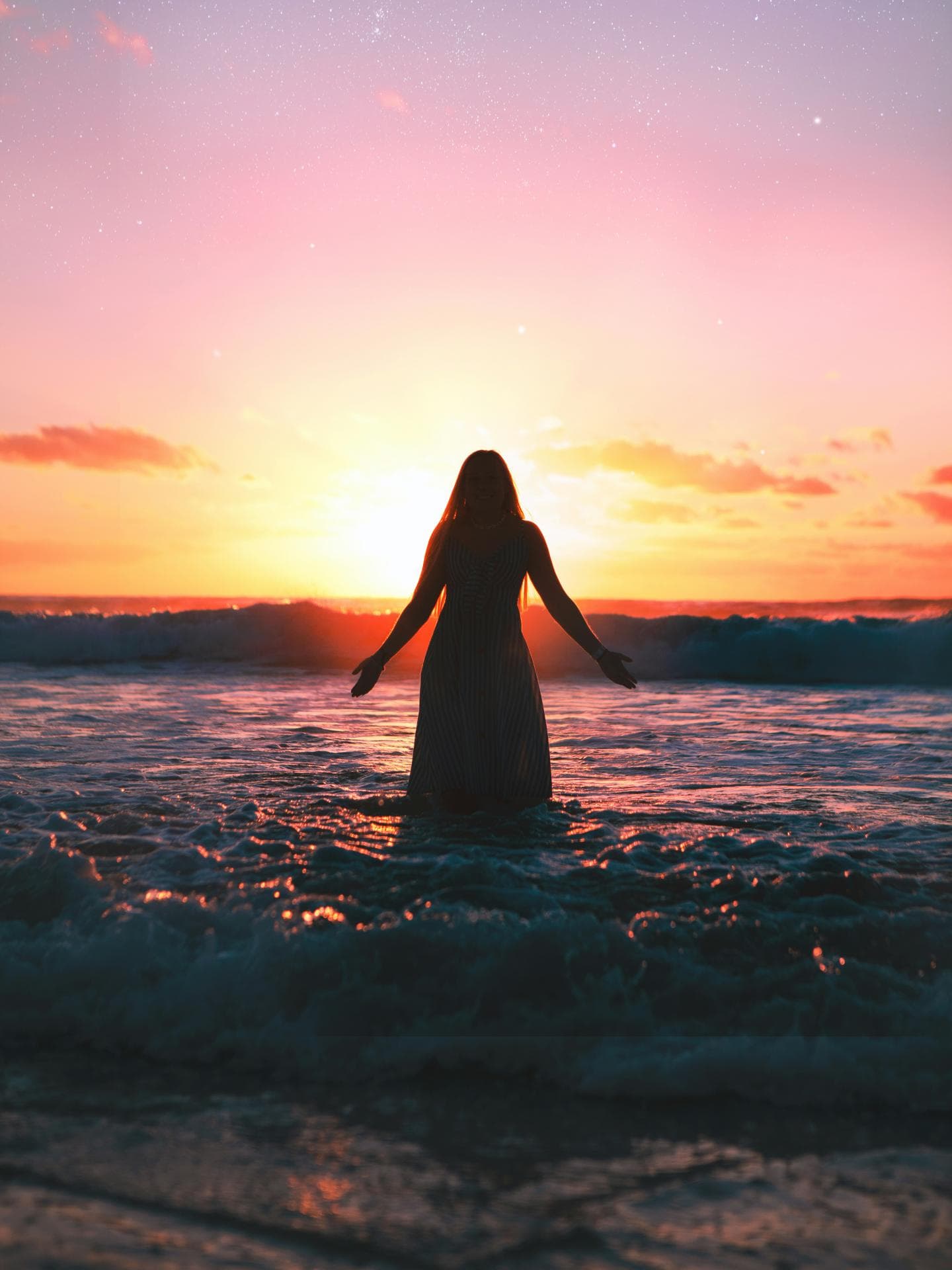 Silhouette einer Frau am Meer
