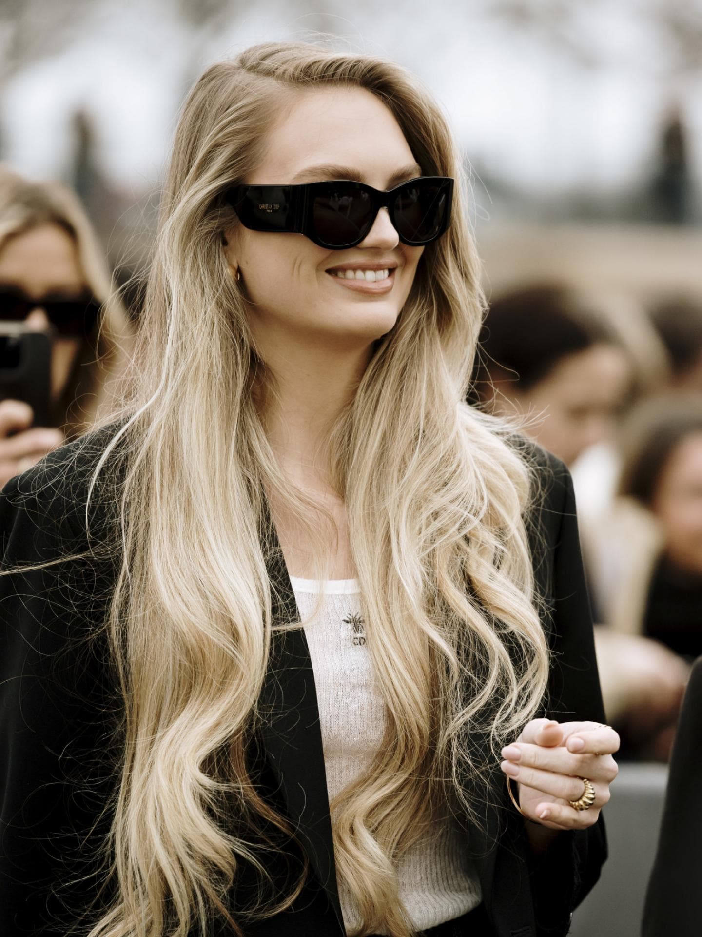 Blonde Frau auf der Paris Fashion Week