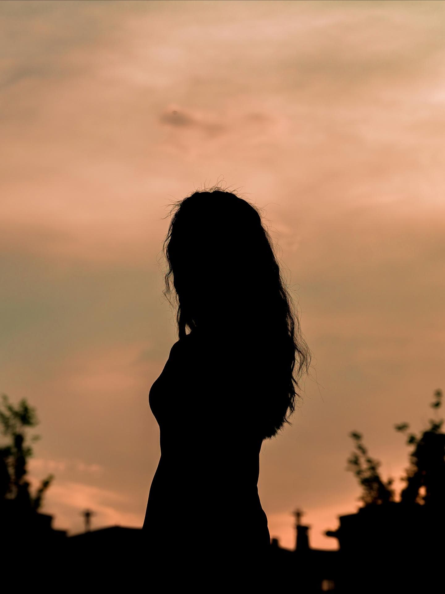 Silhouette einer Frau im Wald