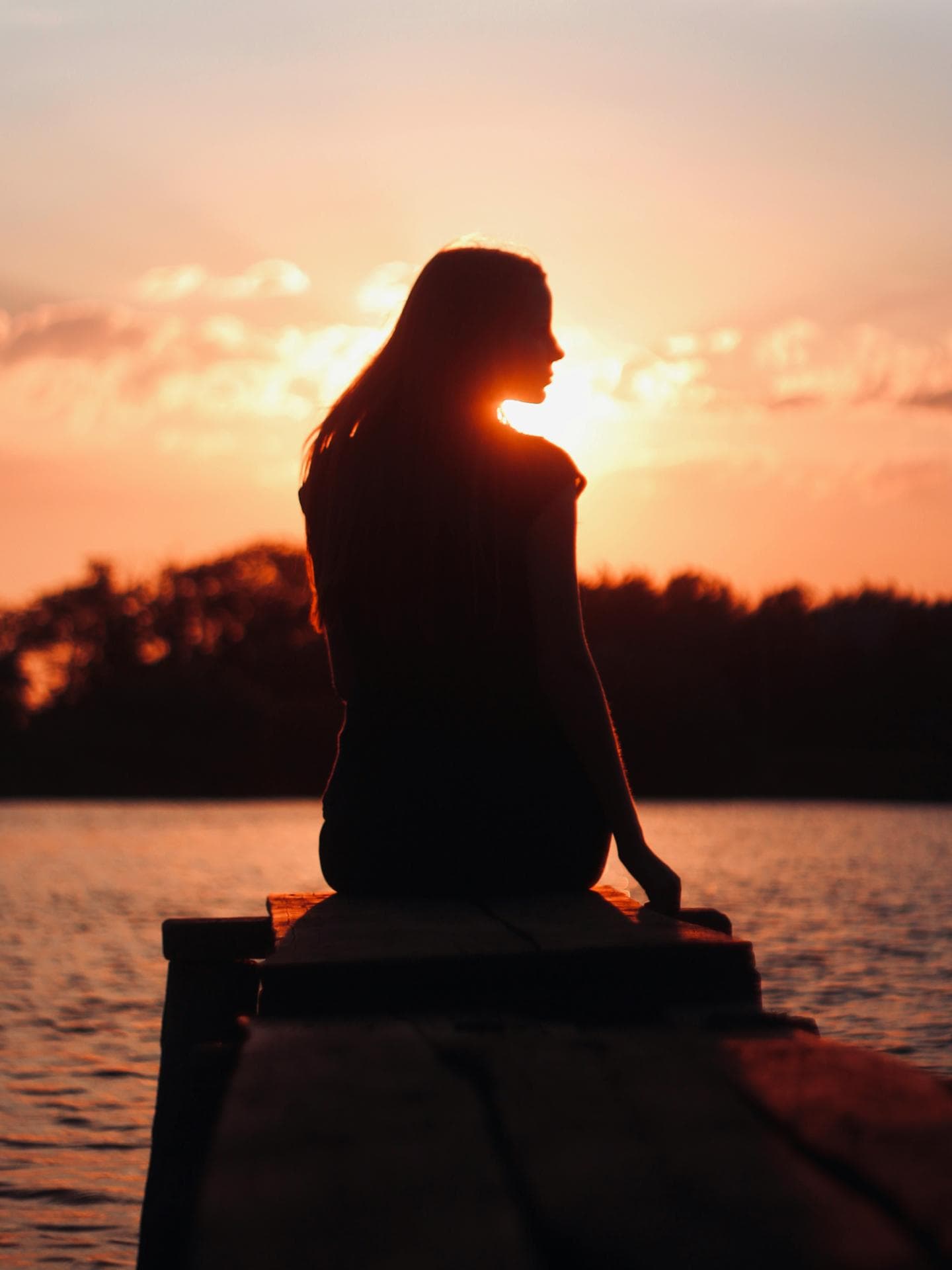 Silhouette einer Frau am See