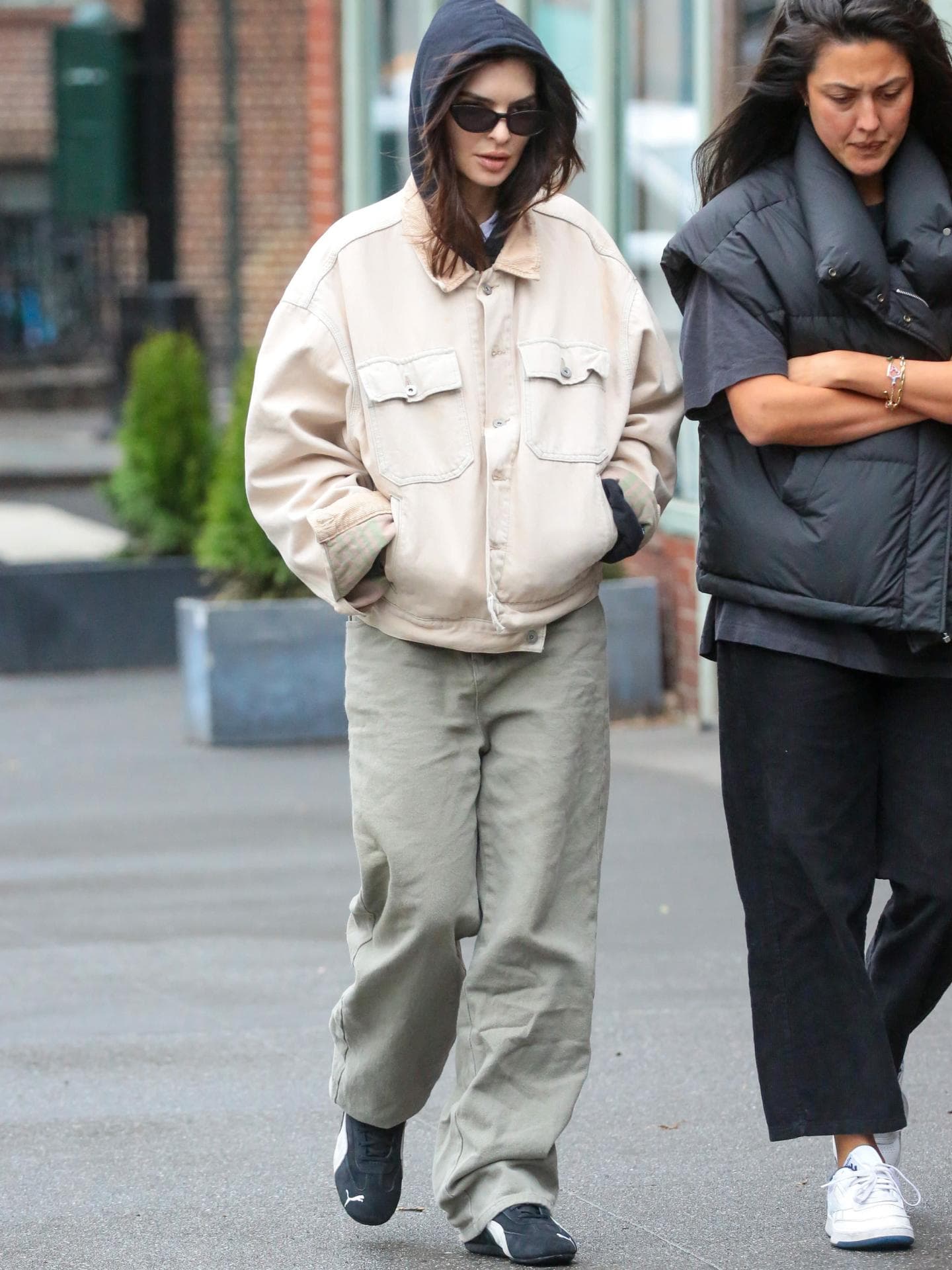 Emily Ratajkowski liebt diesen stylischen Retro-Sneaker von Puma Emily Ratajkowski in einem Puma Sneaker Speedcat