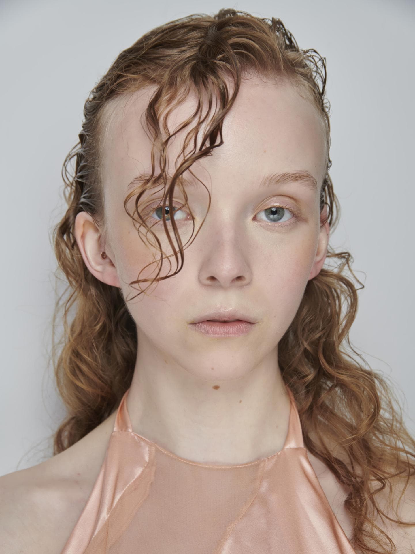 Model mit lockiger Tolle