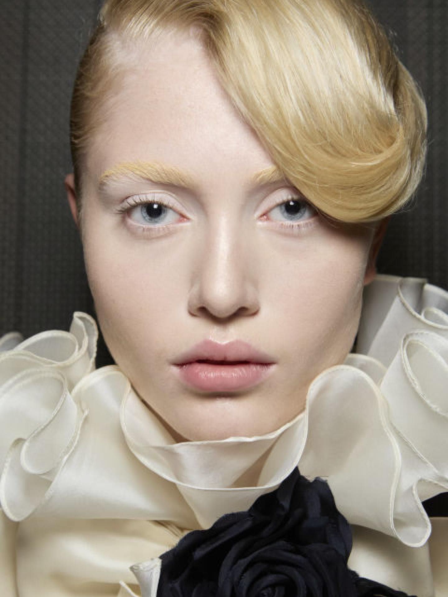 Model mit blonder Tolle