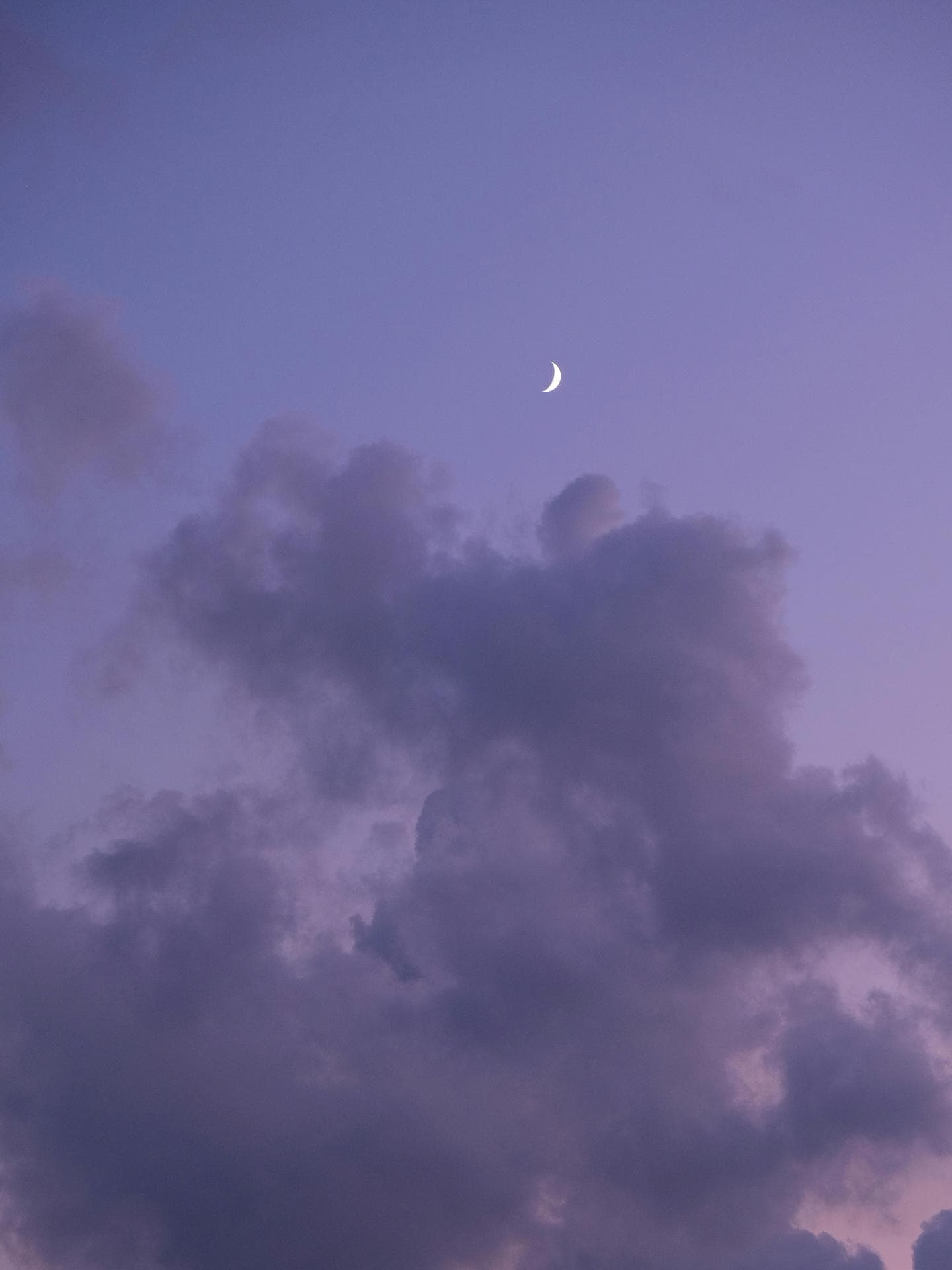 Glücks-Sternzeichen am Wochenende Halbmond am lilafarbenen Himmel mit Wolken