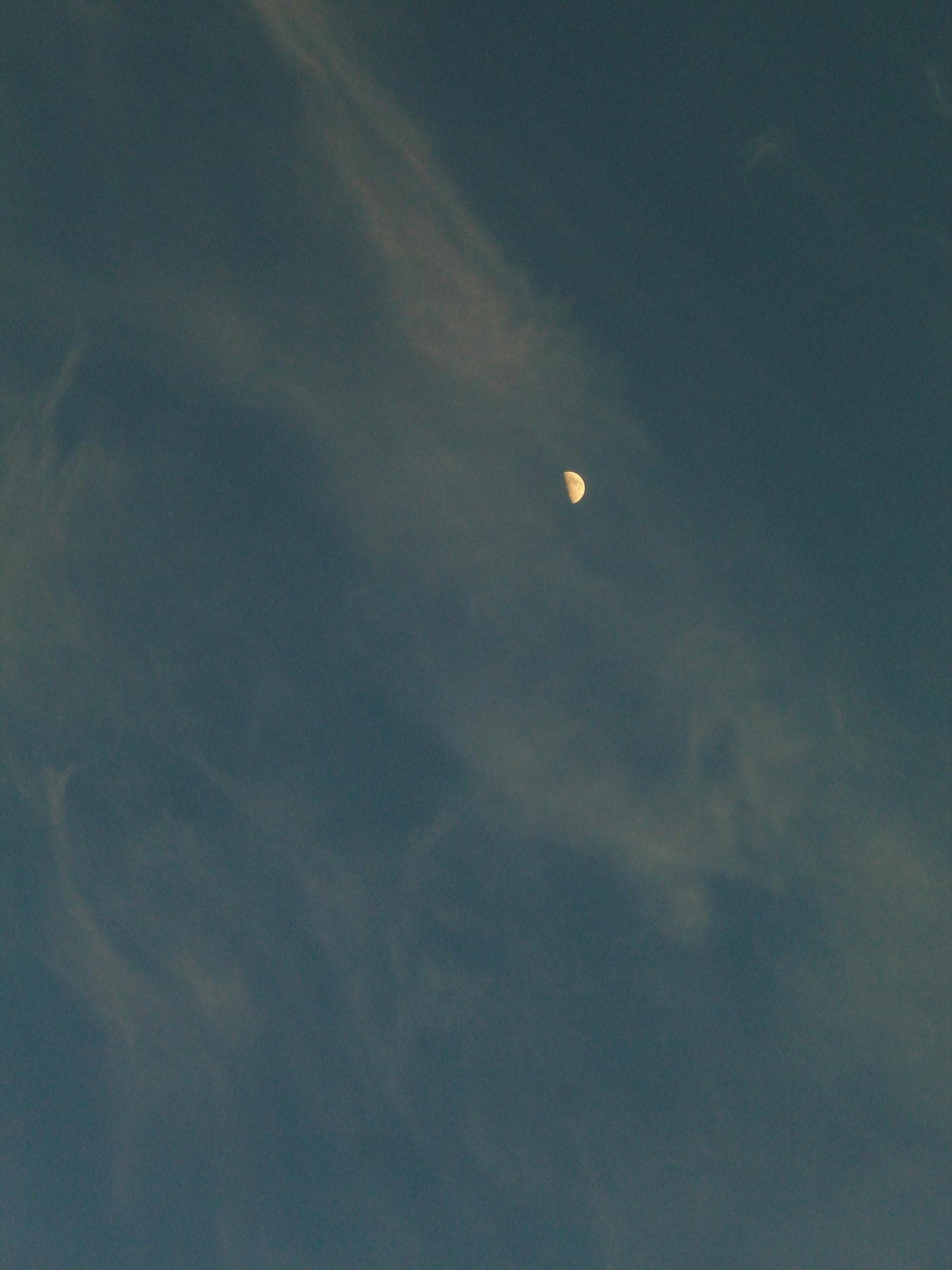 Pech-Sternzeichen der Woche Halbmond am blauen Himmel