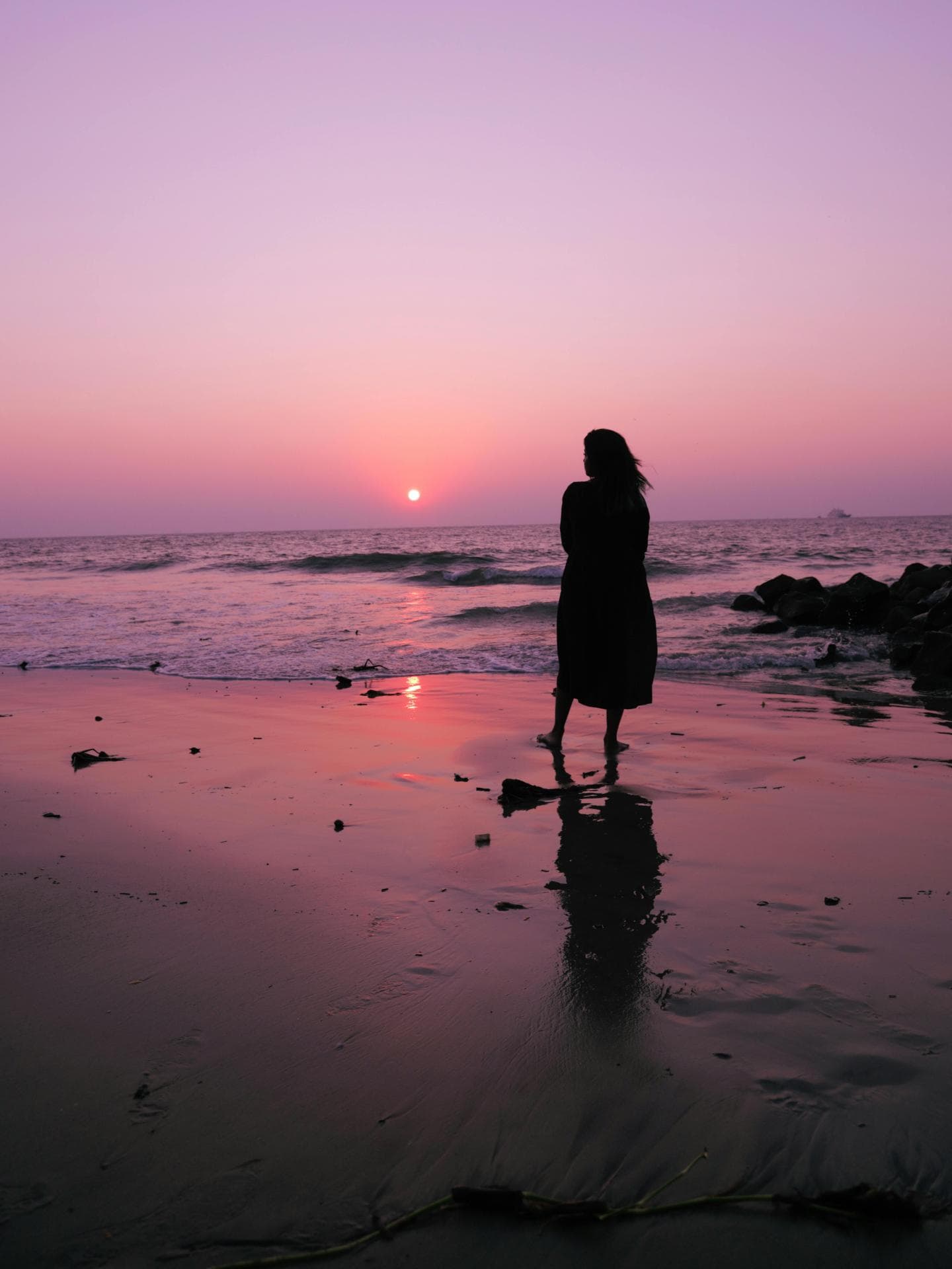 Das sagt dein Tageshoroskop für heute Silhouette einer Frau am Meer