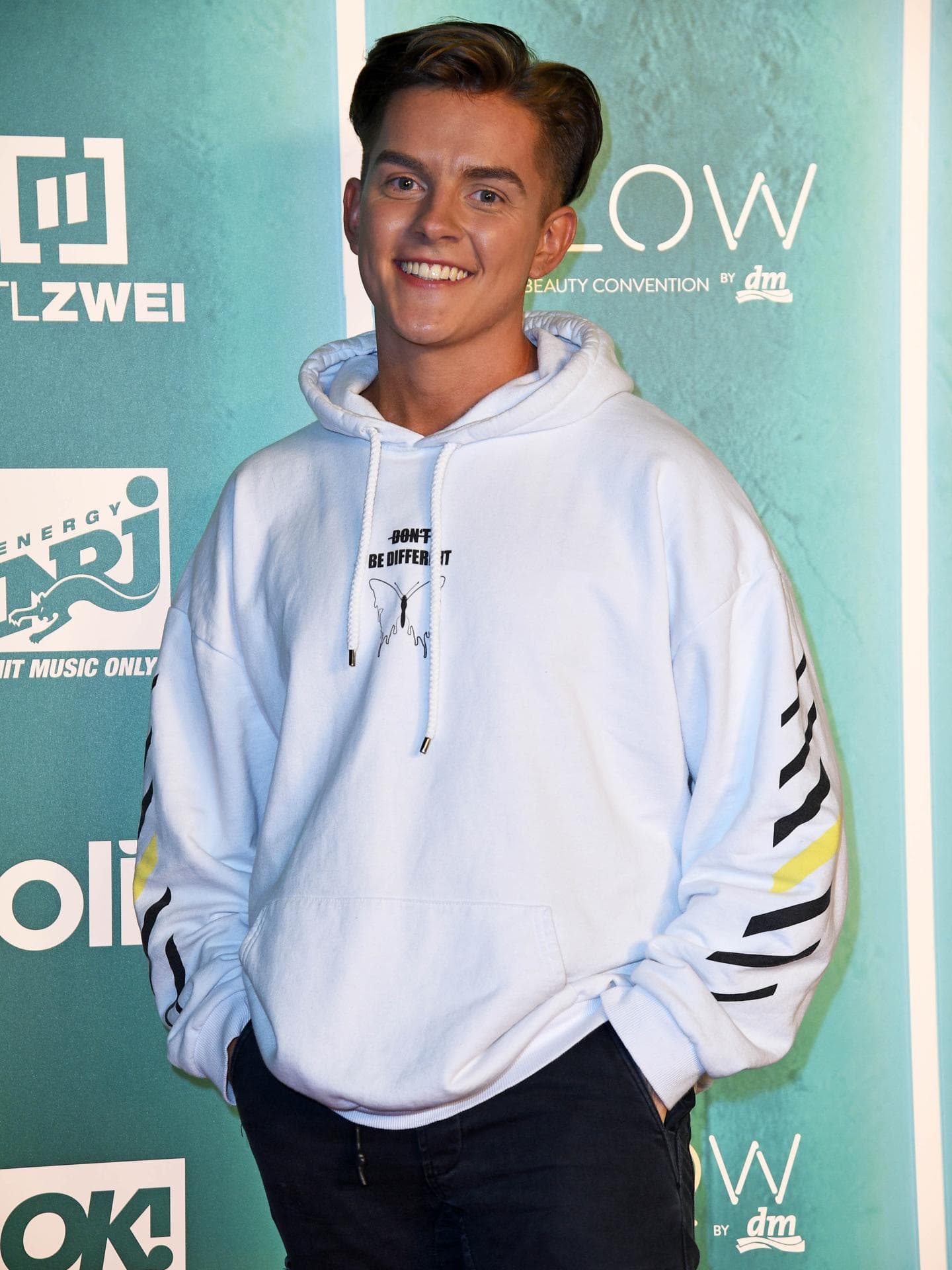 Twenty4Tim im grauen Hoodie