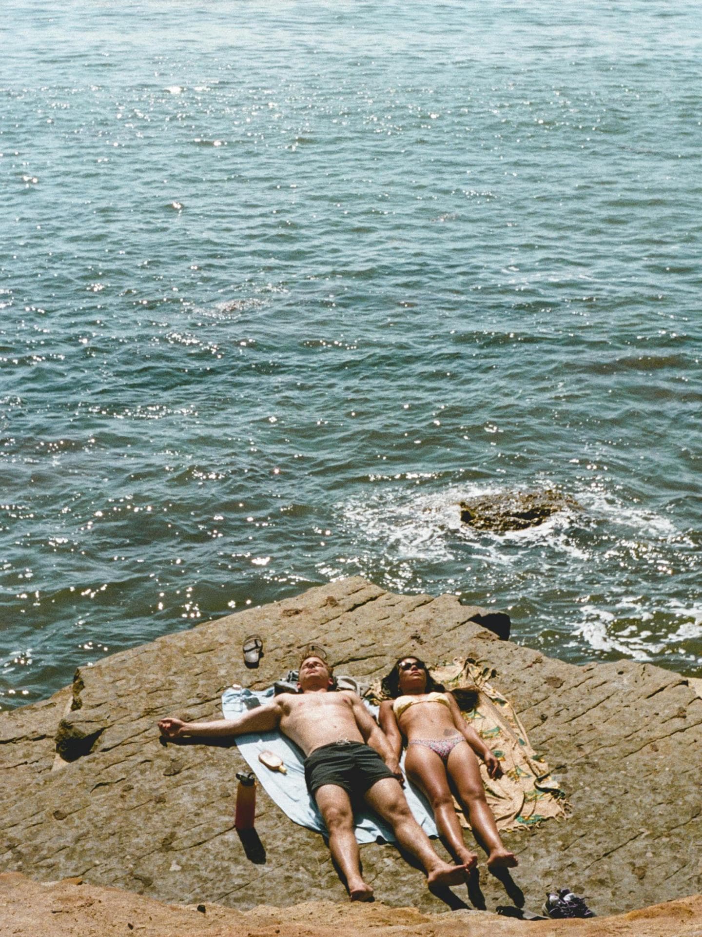 Paar liegt am Meer