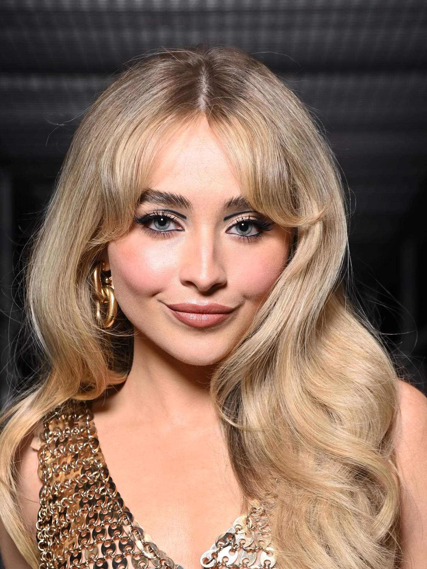 Sabrina Carpenter trägt einen Pony