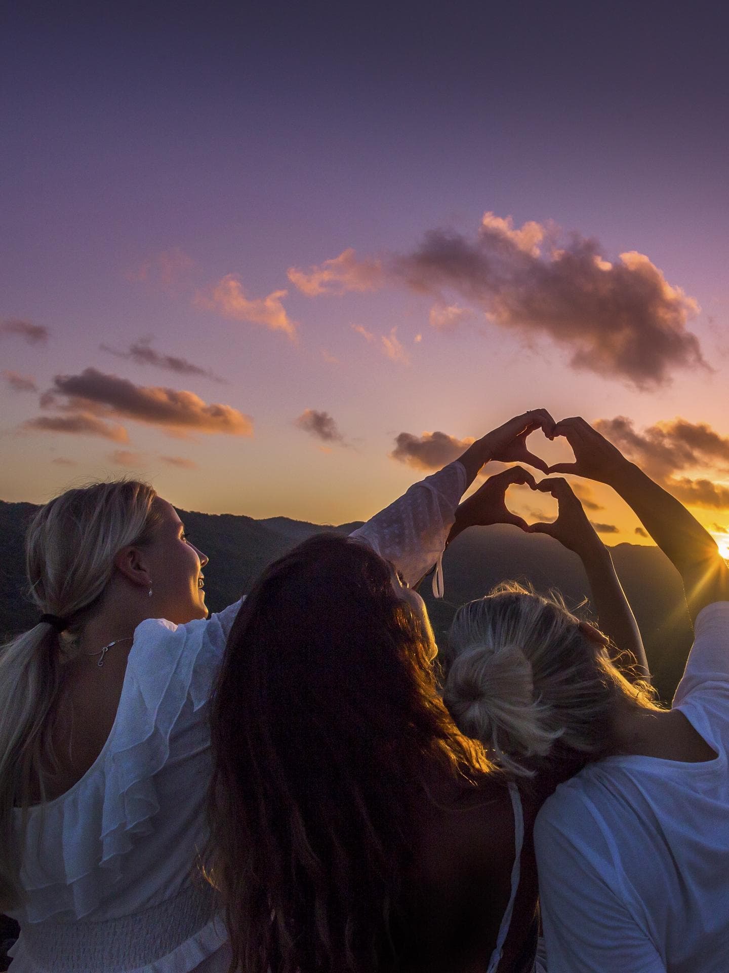 Sonnenuntergang und 3 Frauen