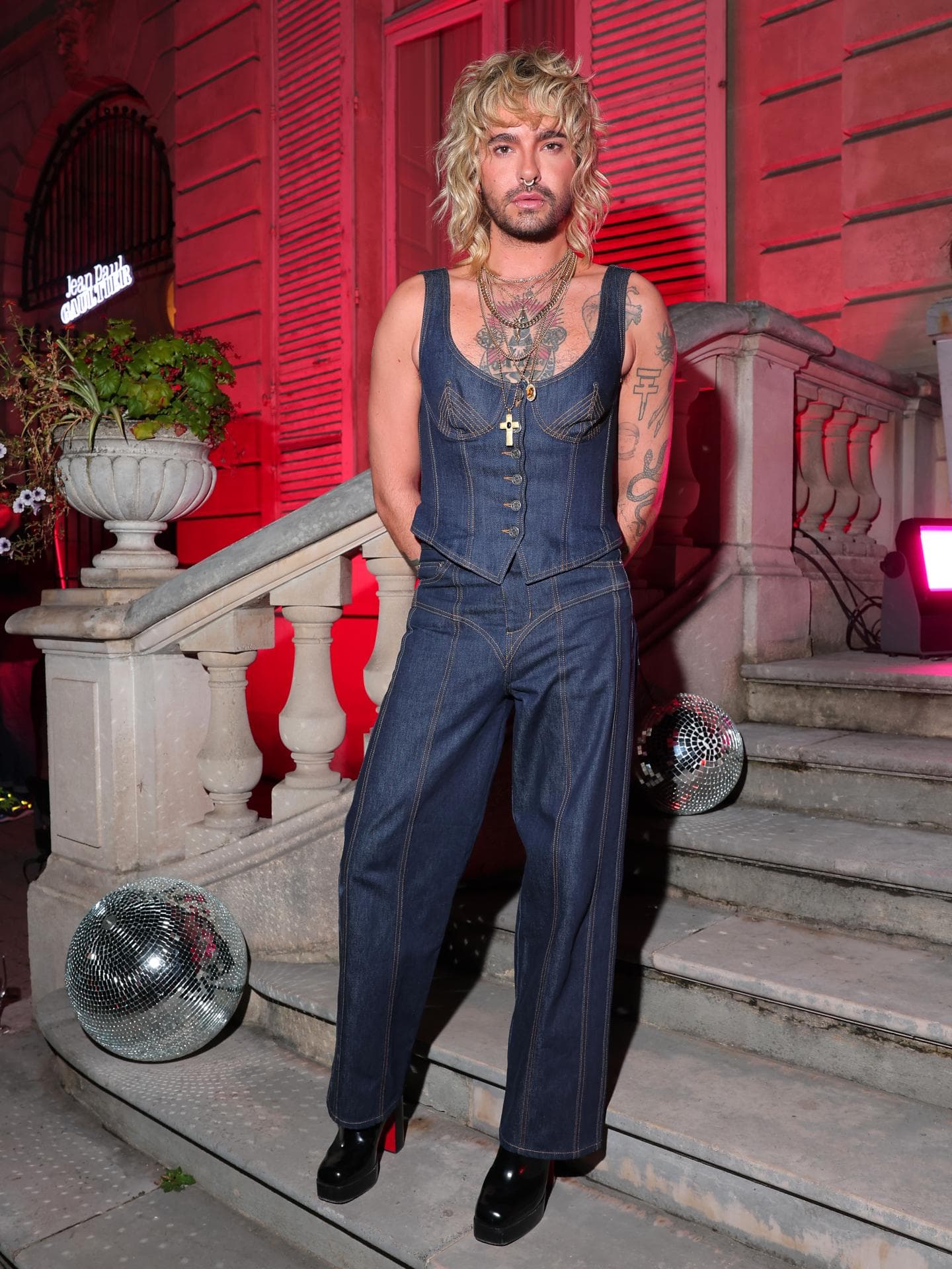 Bill Kaulitz trägt Jeans Overall Bill Kaulitz trägt Jeans Overall