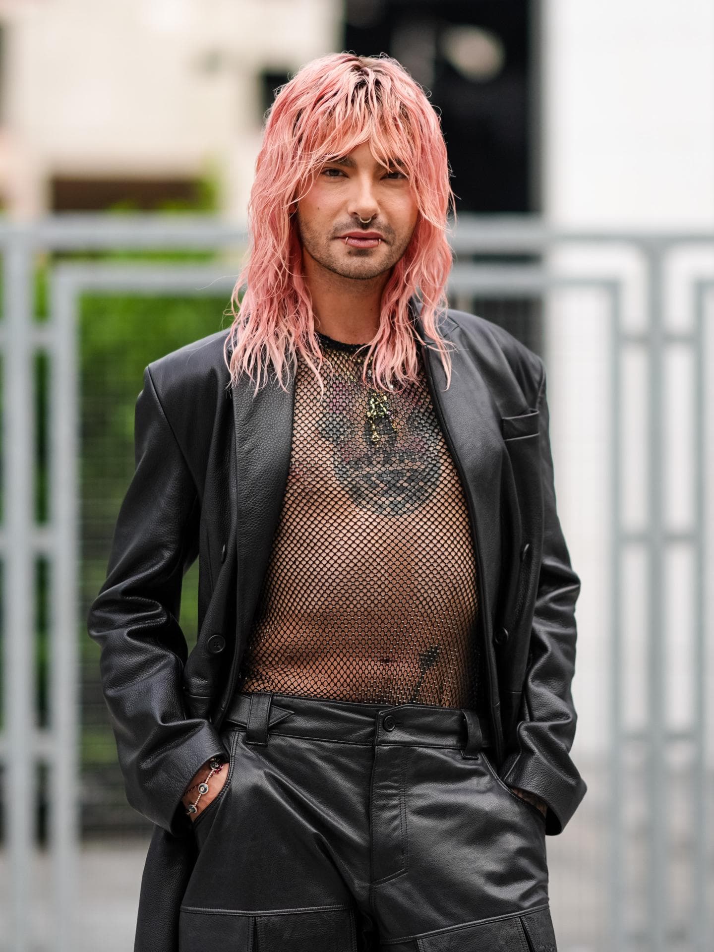 Bill Kaulitz trägt schwarzes Netzhemd Bill Kaulitz trägt schwarzes Netzhemd