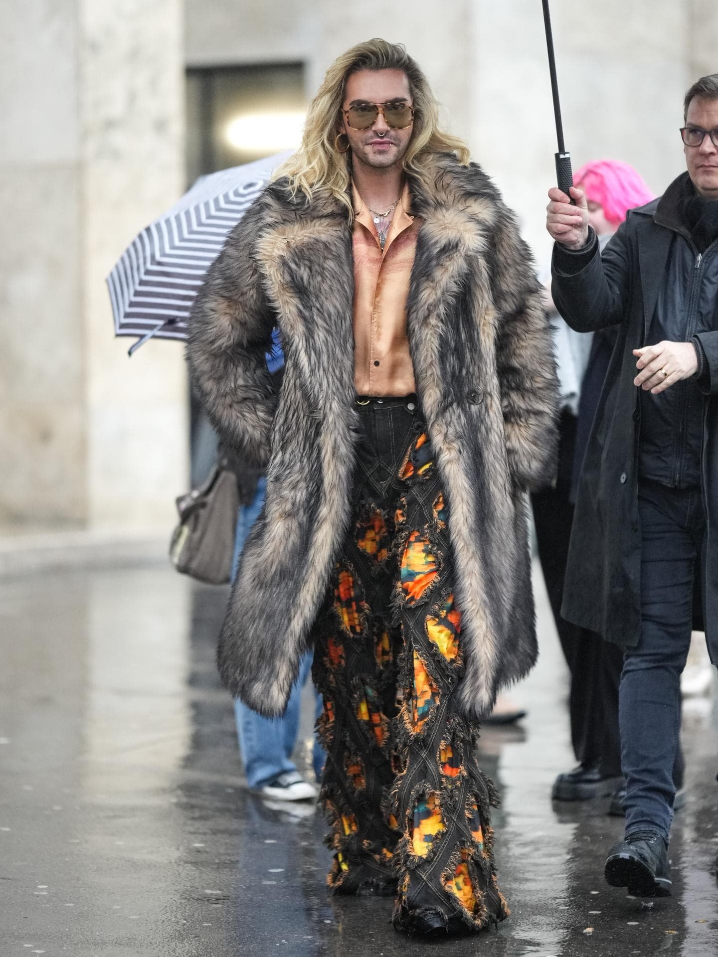 Bill Kaulitz trägt Pelzmantel und Hemd Bill Kaulitz trägt Pelzmantel und Hemd