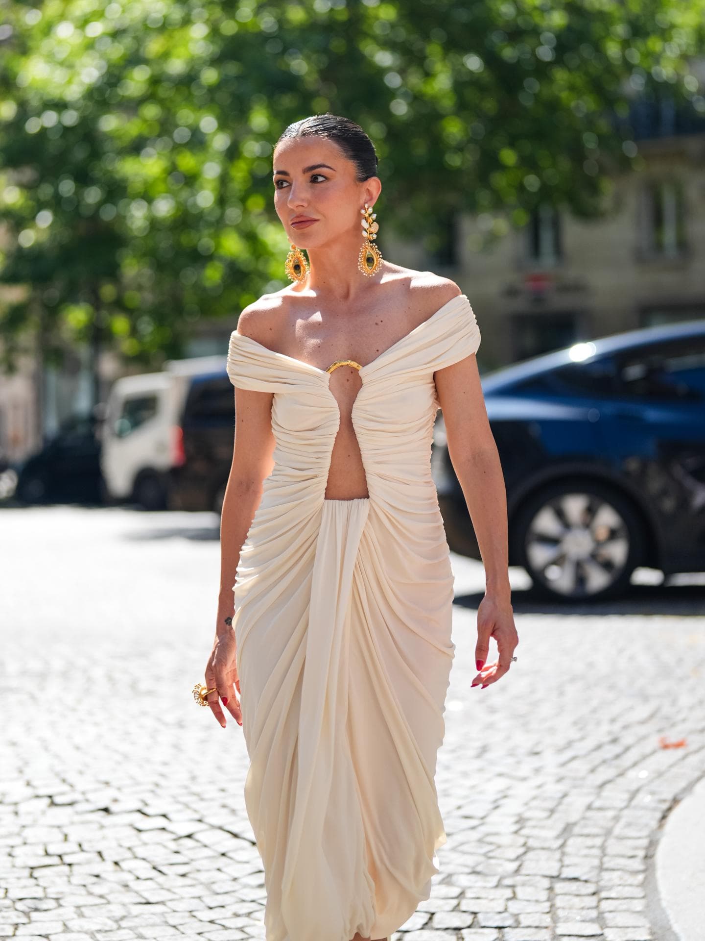 TikTok 2024: Chic Desert Aunt vereint alle Sommer-Trends in einem Frau in hellem Look