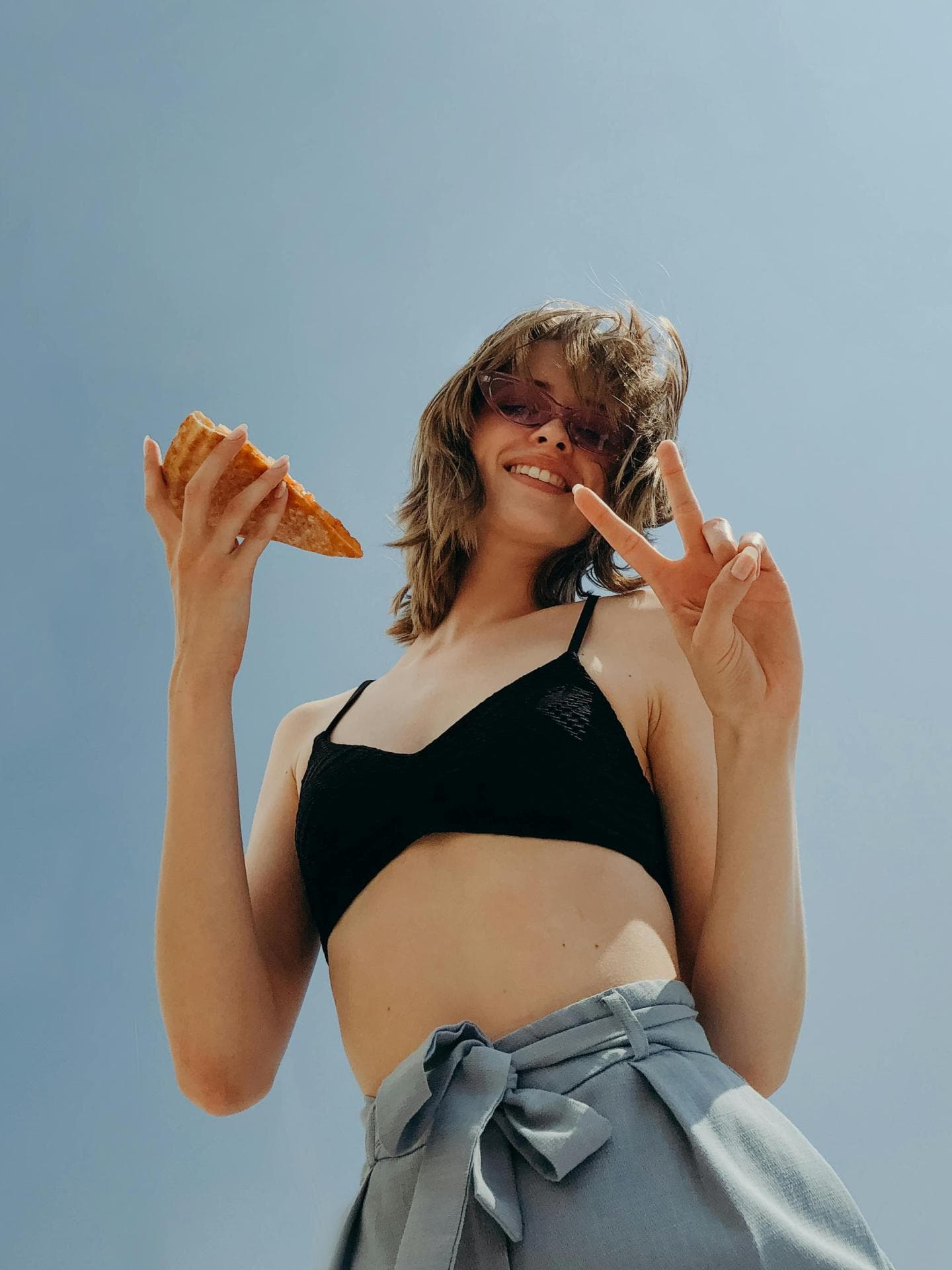 Frau mit Pizza in der Hand