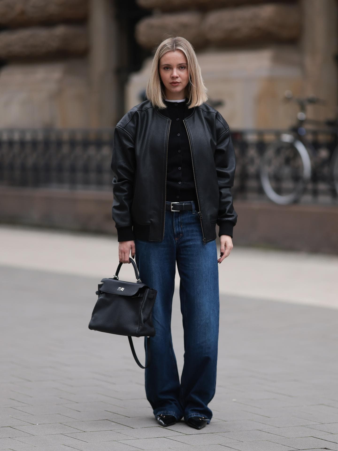 Frau mit Wide Leg Jeans