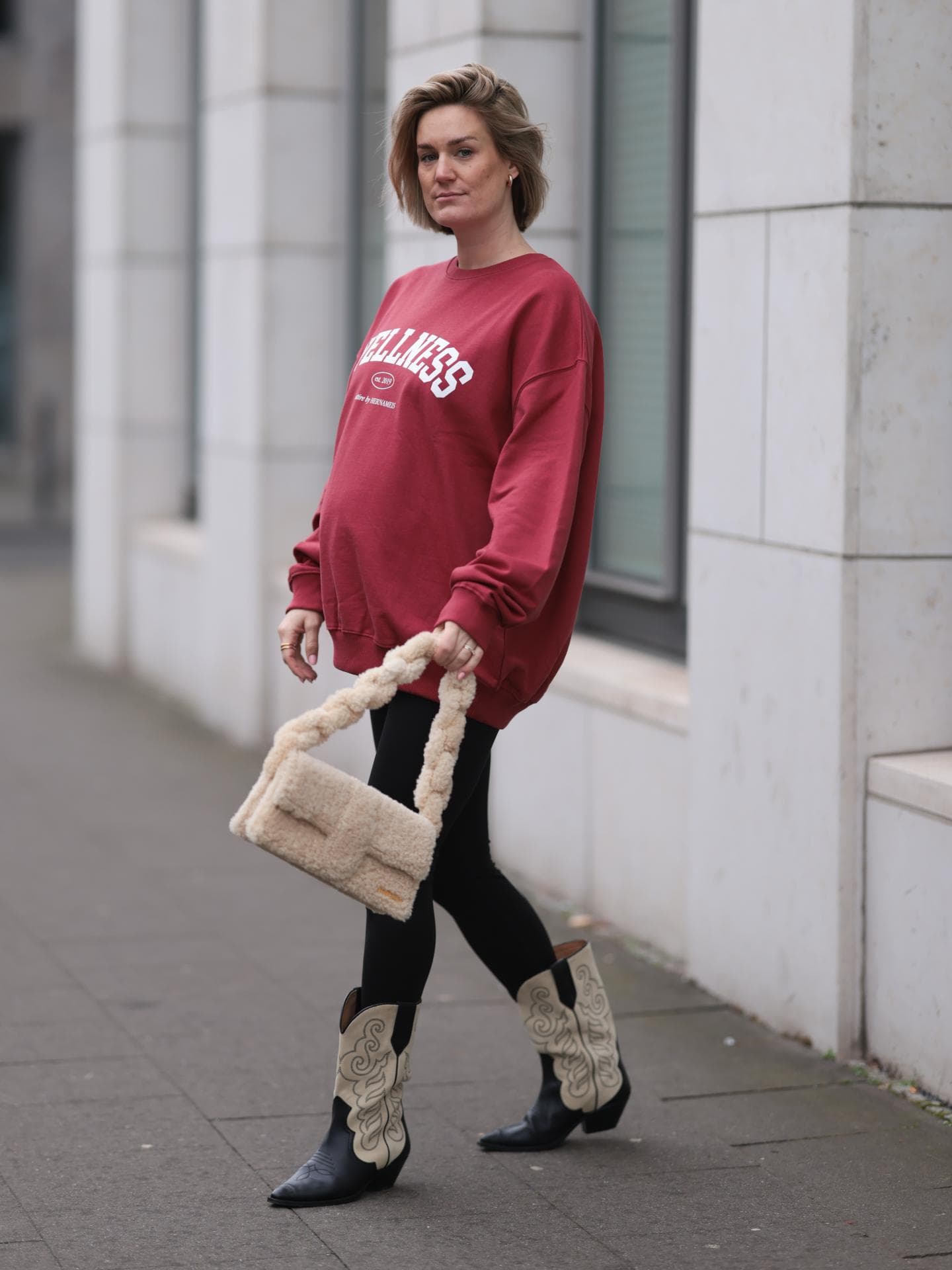 Frau trägt beige Cowboystiefel