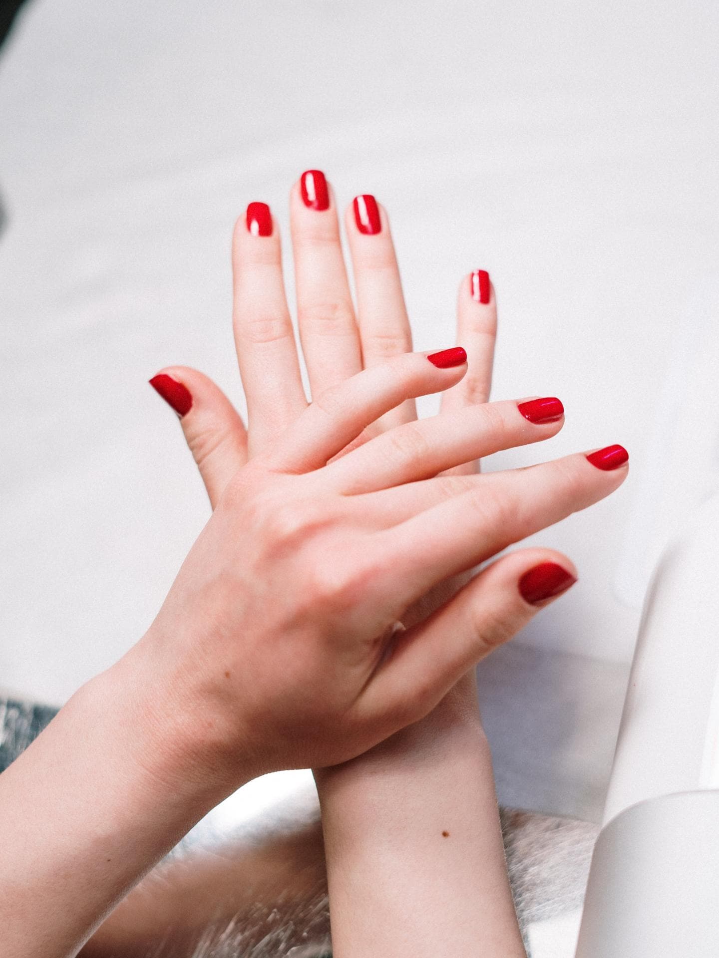 Kurze Shellac Nägel rot