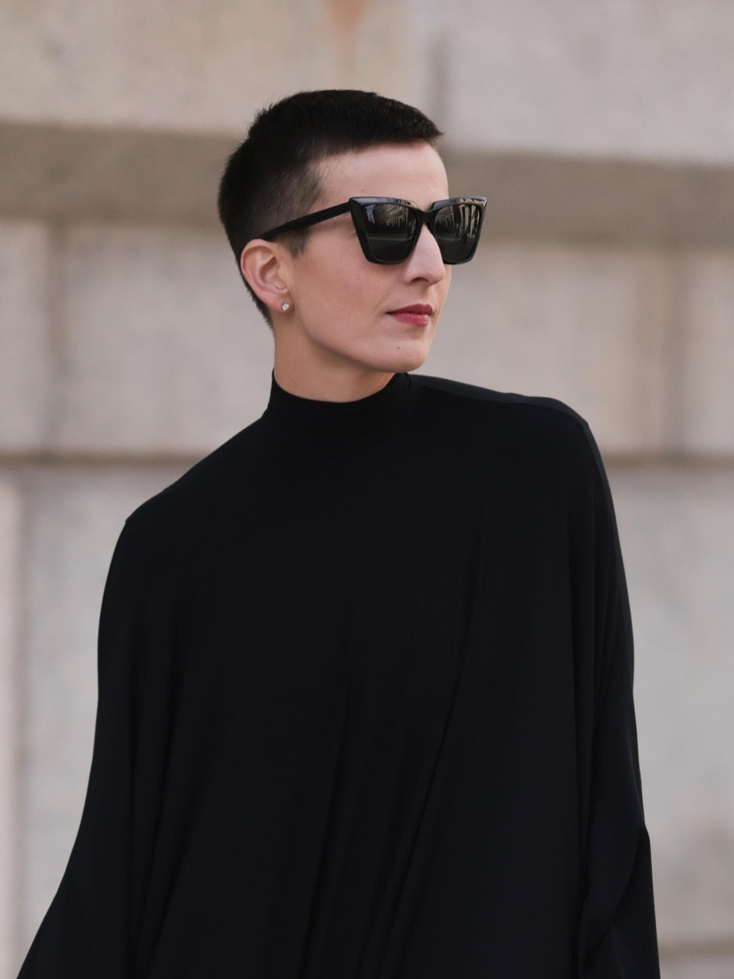 Frau trägt Brille und Undercut