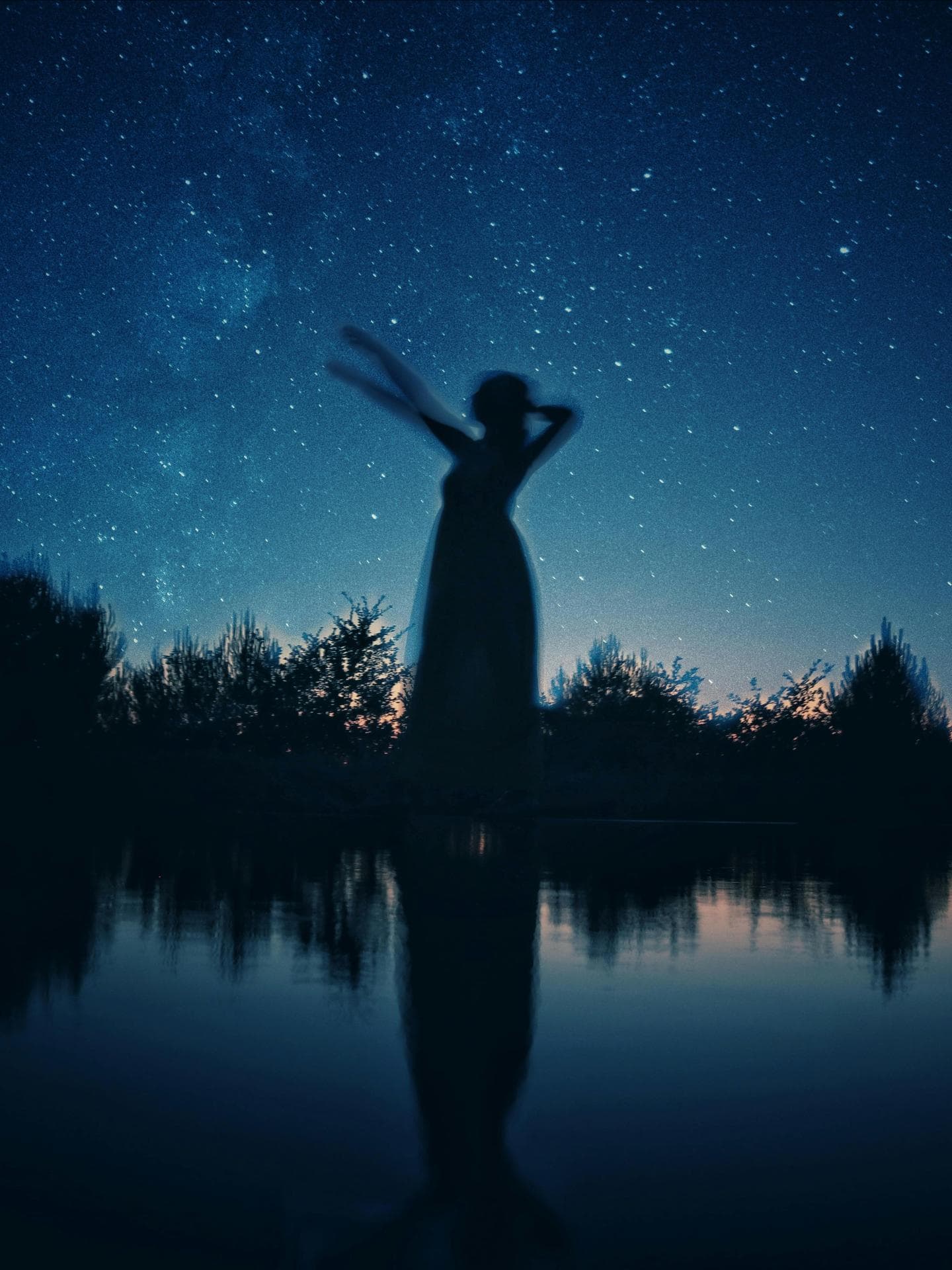 Silhouette einer Frau vor Sternenhimmel